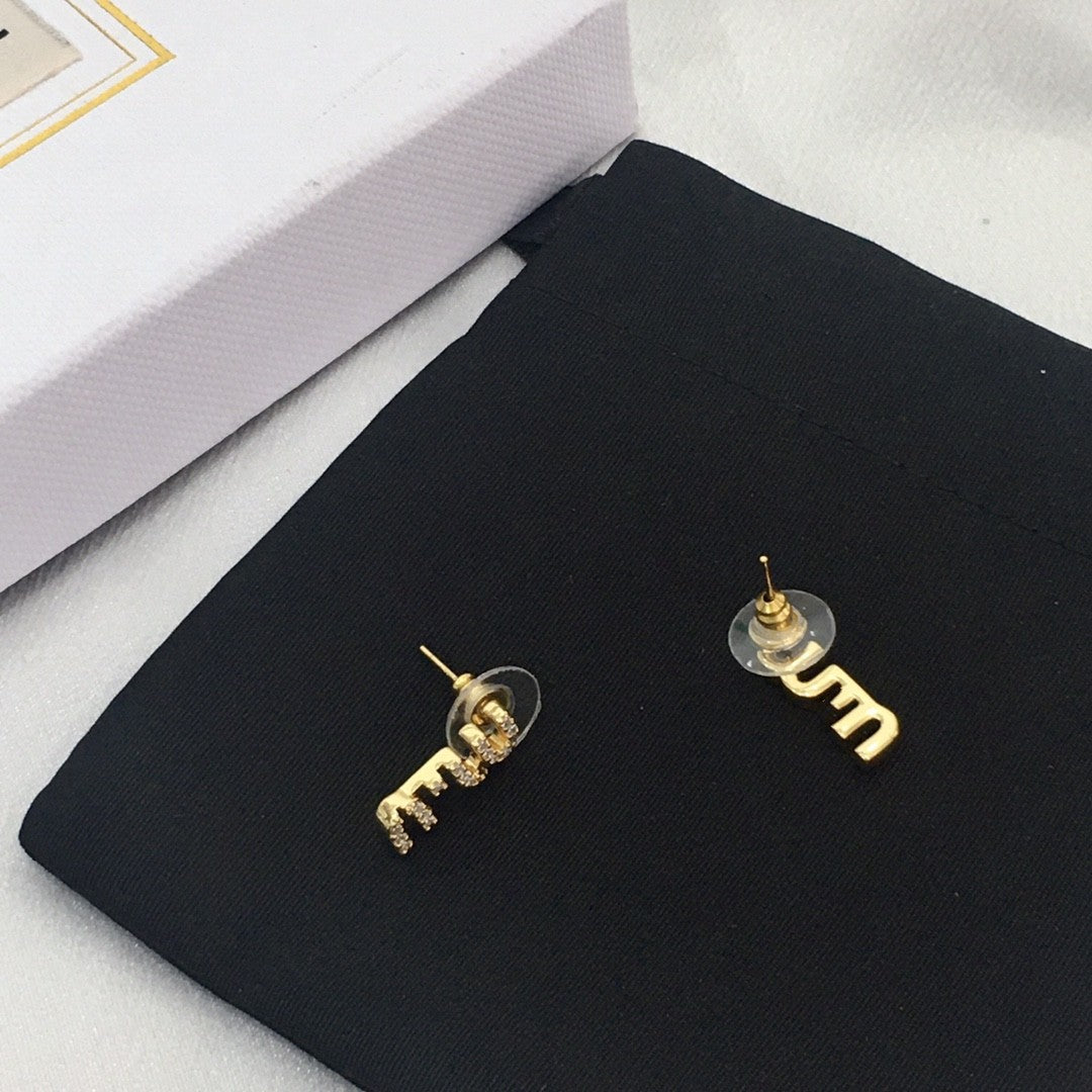 缪家新款字母耳钉女高级感个性气质黄铜镀金镶钻MIU耳环