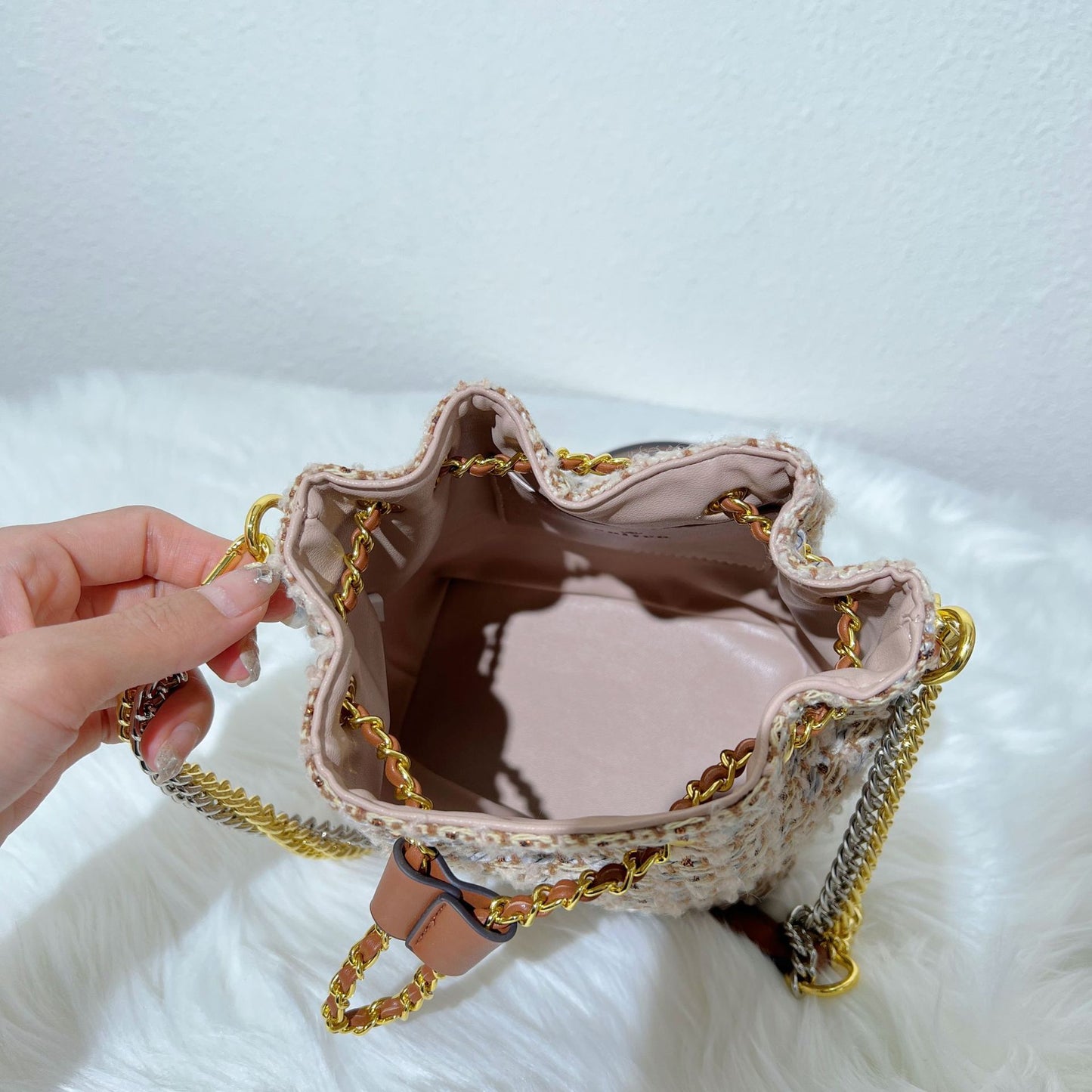 2024秋冬新品时尚复古呢子水桶包抽绳双色链条包单肩斜跨女包包潮