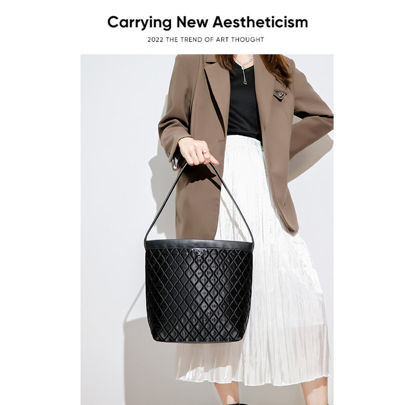 大包包女春夏新款简约大容量手提包跨境潮流百搭高级感定制水桶包