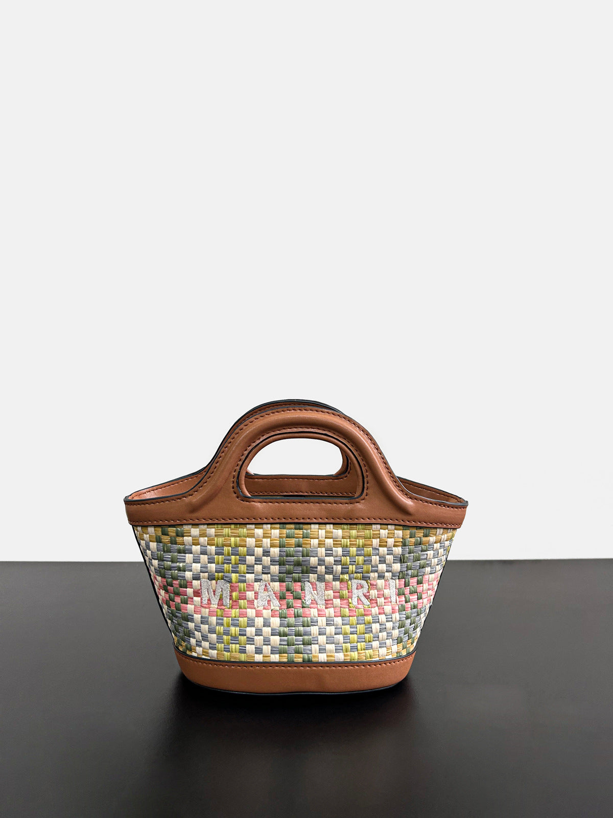 春夏小众沙滩草编拼牛皮波点菜篮子包休闲百搭单肩斜跨手提水桶包