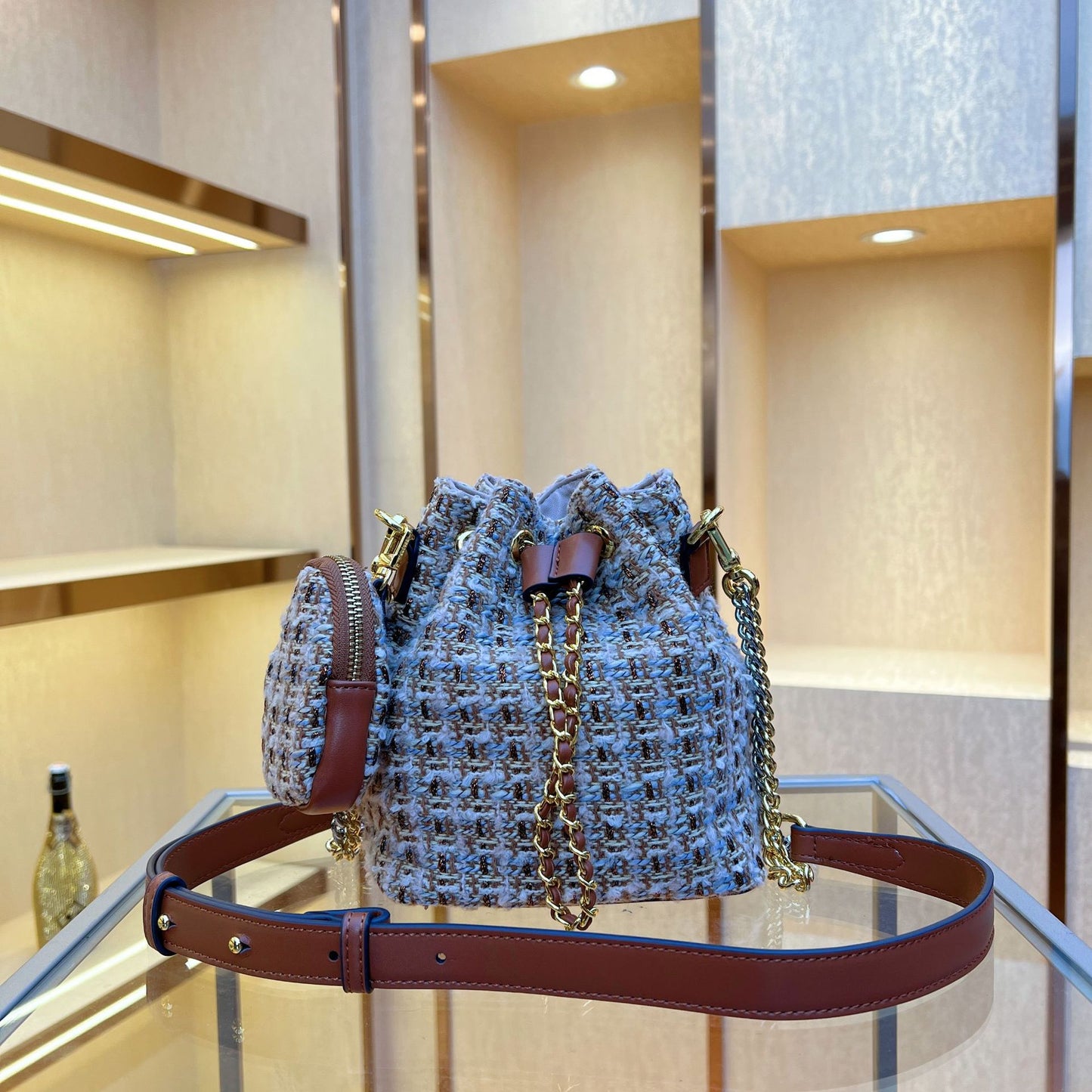 2024秋冬新品时尚复古呢子水桶包抽绳双色链条包单肩斜跨女包包潮