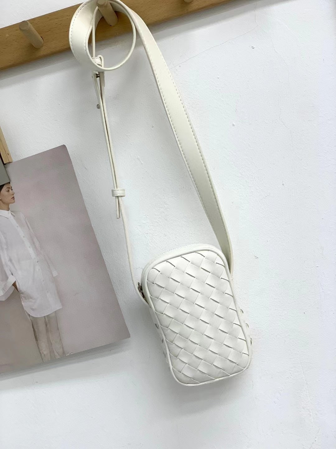 2024早春新款真皮编织包包女时尚高级感竖款手机包休闲迷你小挎包