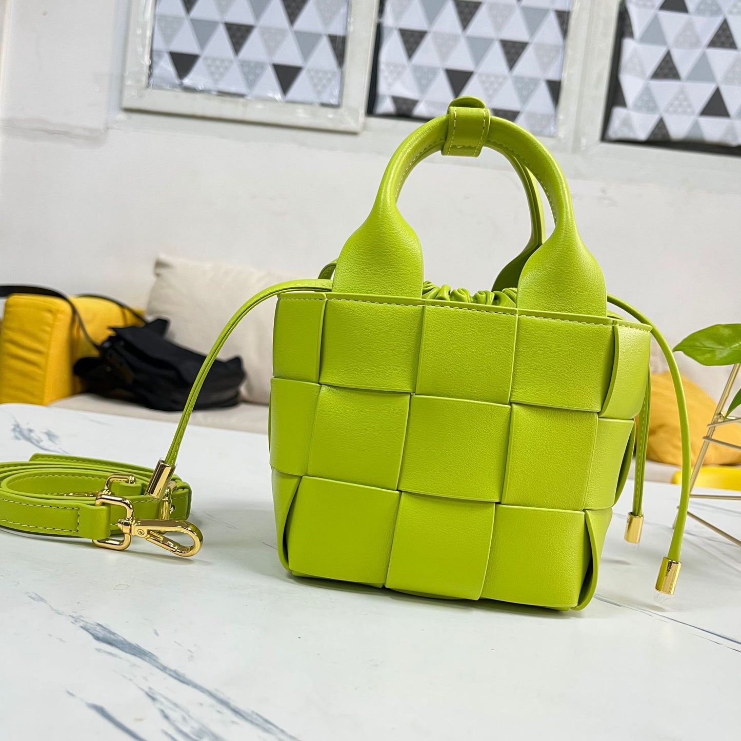 包包2022新款真皮女包编织牛皮单肩斜挎手提包手拎水桶简约时尚