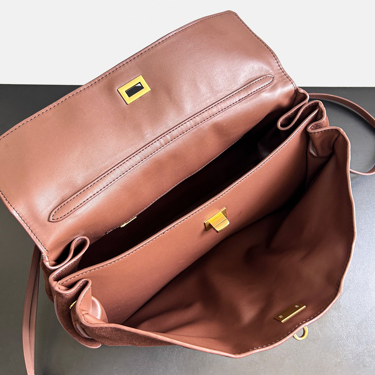 大气时尚锁扣牛皮女包2024新款链条轻便质感洋气真皮软皮斜挎包包