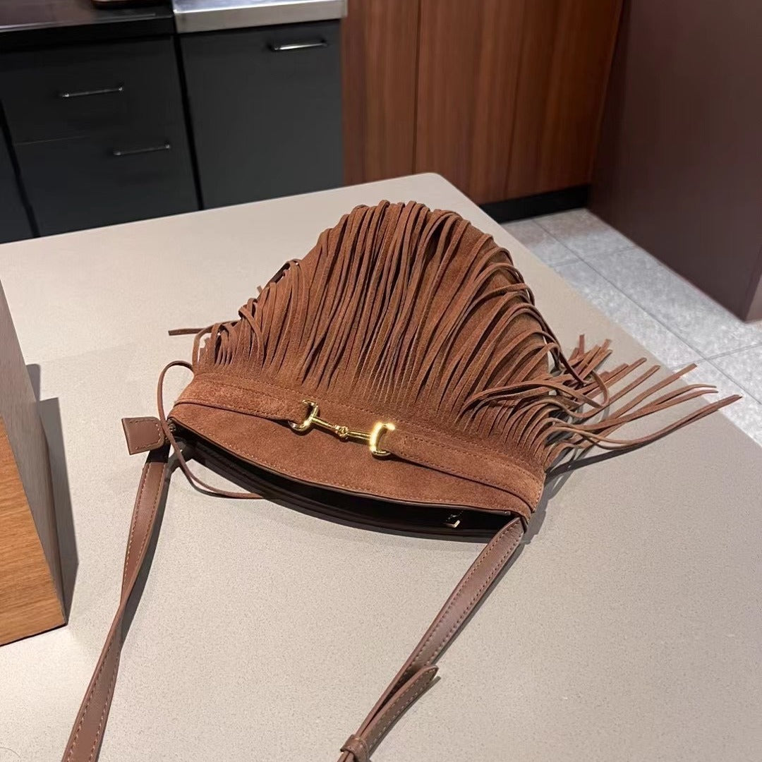 2023新款文艺复古真皮流苏包女斜挎 翻毛牛皮麂皮单肩水桶包