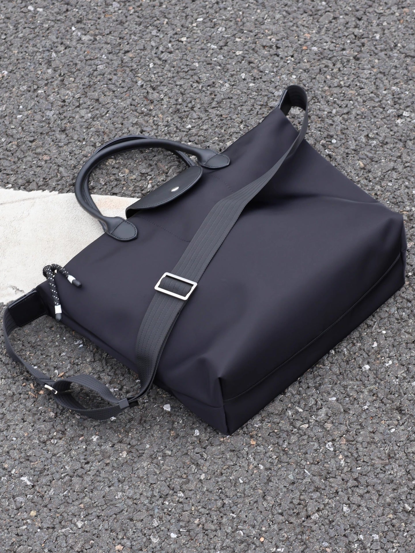 高级感斜挎饺子包黑色男女同款手提托特包百搭通勤休闲包无痕代发