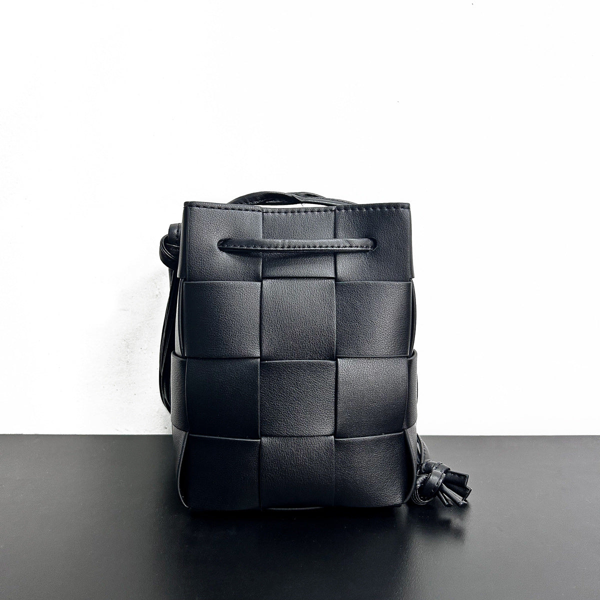 2023手拎休闲单肩包纯色手提包女包抽绳编织菜篮子水桶包轻奢风