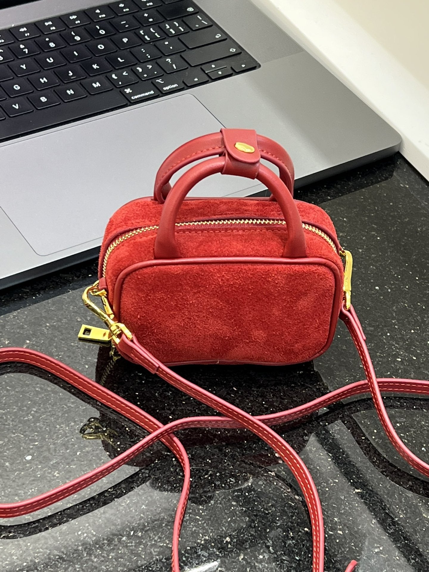 波士顿女包2024新款欧洲站小众斜挎枕头包高级感真皮百搭手提包女