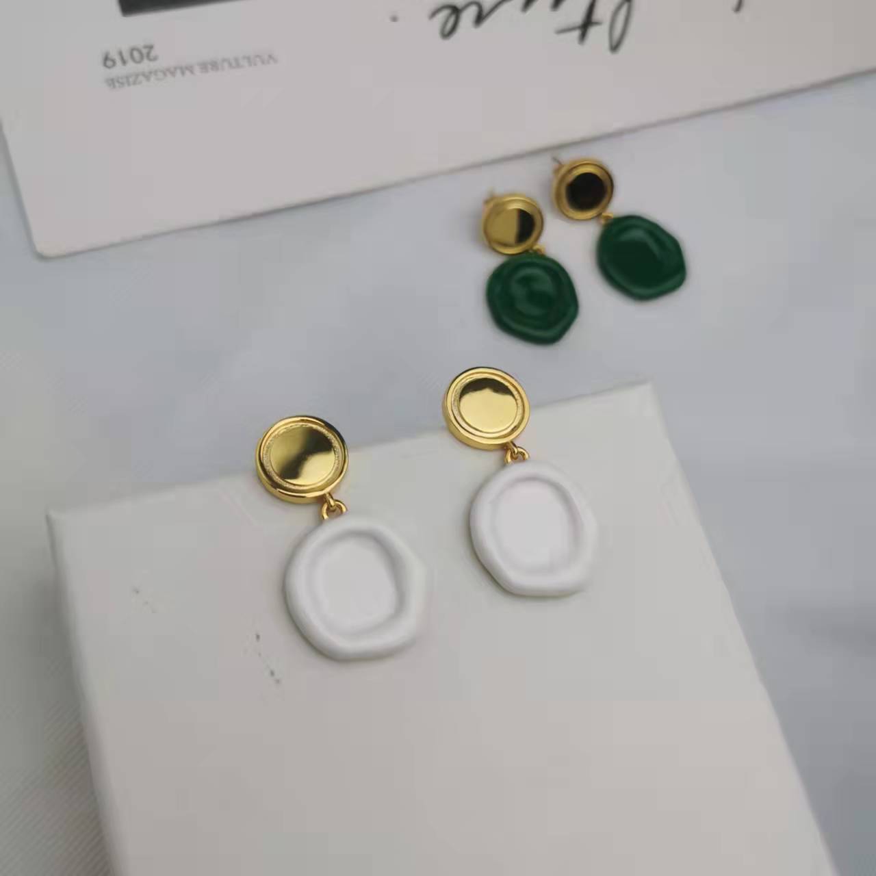 BV家21新款几何形绿色圆牌耳钉女高级感气质欧美风光面珐琅耳环