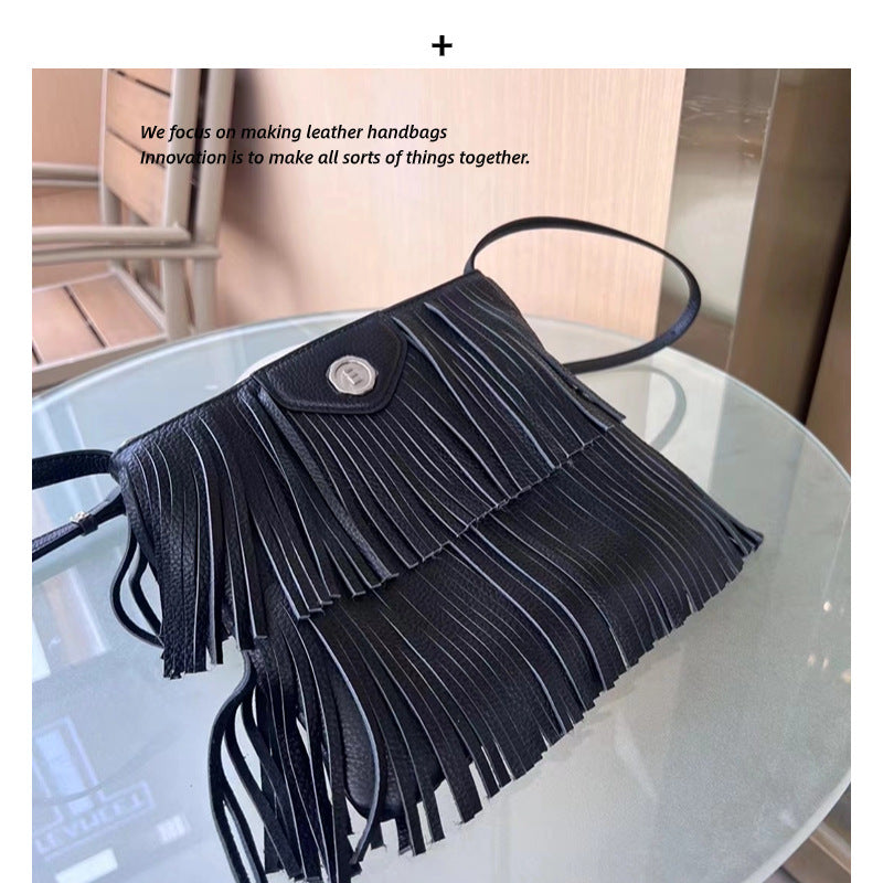 今年流行包包女2023新款潮百搭质感复古流苏包女斜挎包小众设计感