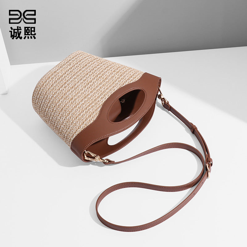 2025新款春夏流行假日沙滩包女撞色斜挎包质感手提水桶编织草编包