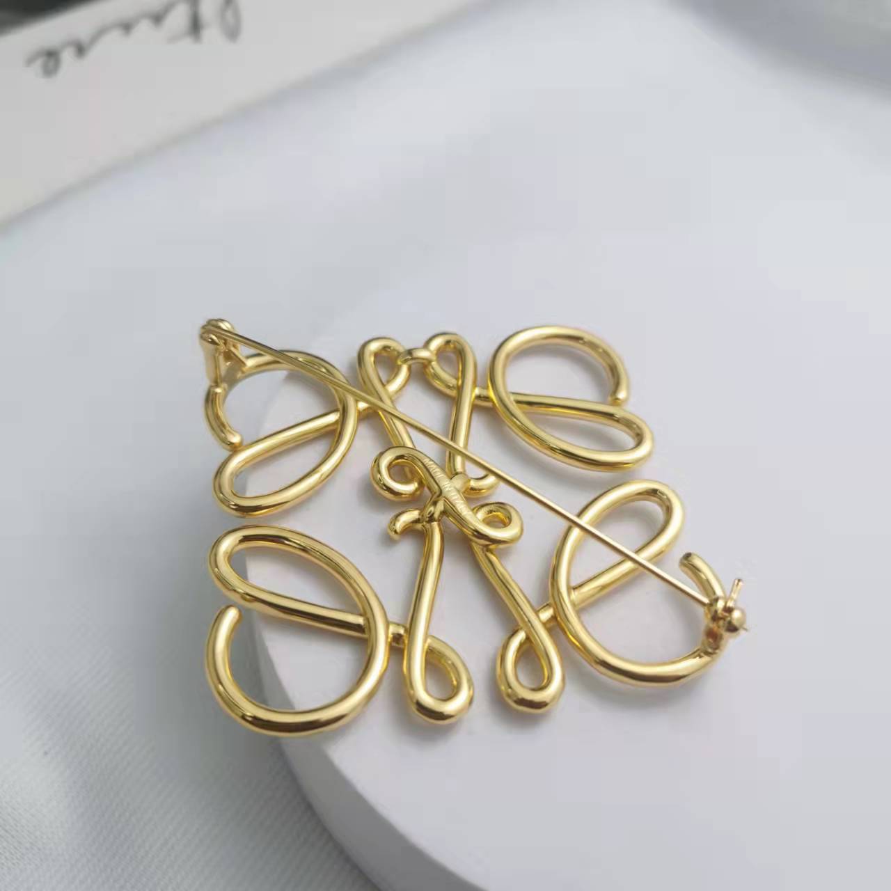 罗家21新款几何形镂空logo胸针女高级感气质欧美金色高档装饰别针