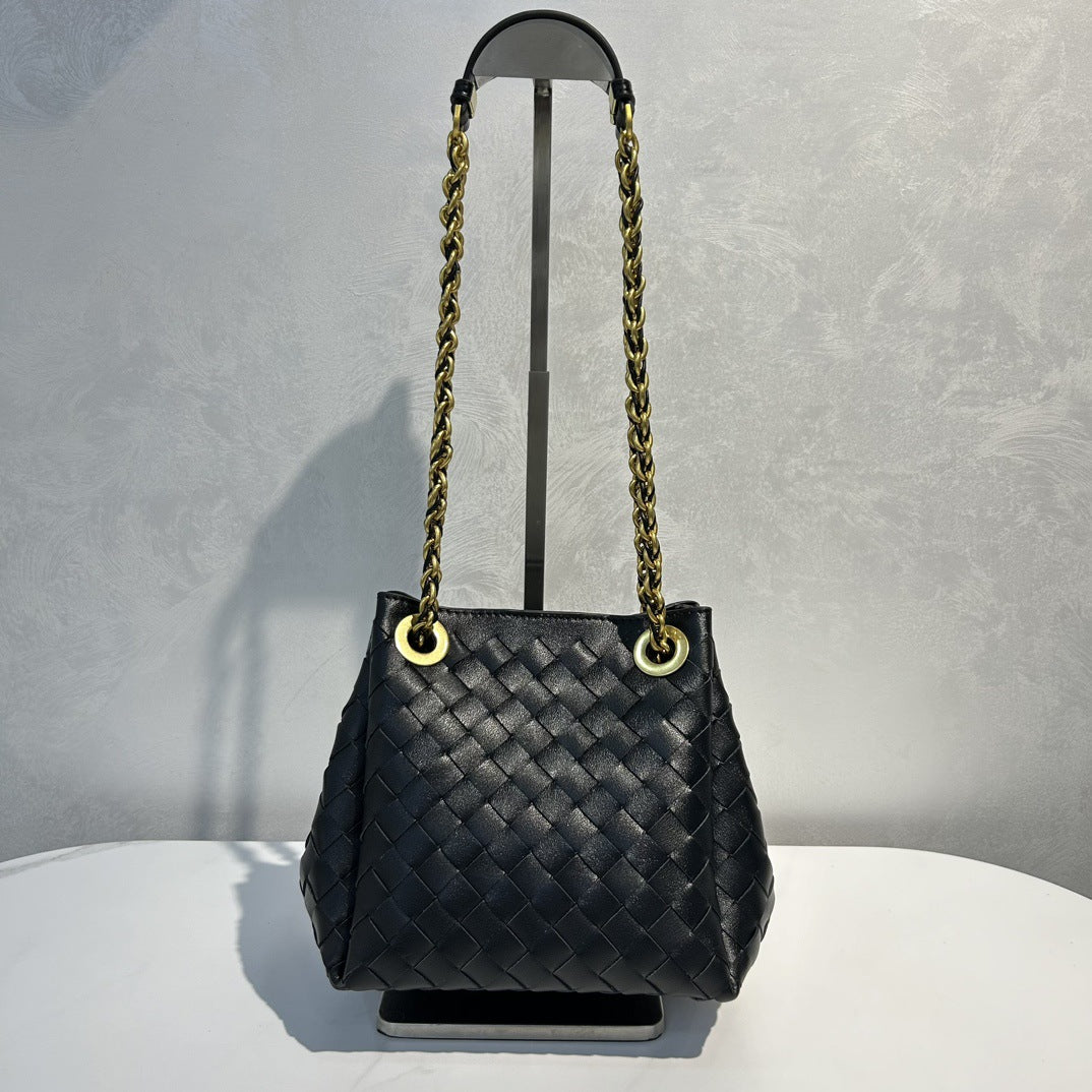 2025新款女士链条降落伞包纯手工真皮编织包百搭通勤单肩斜挎包潮