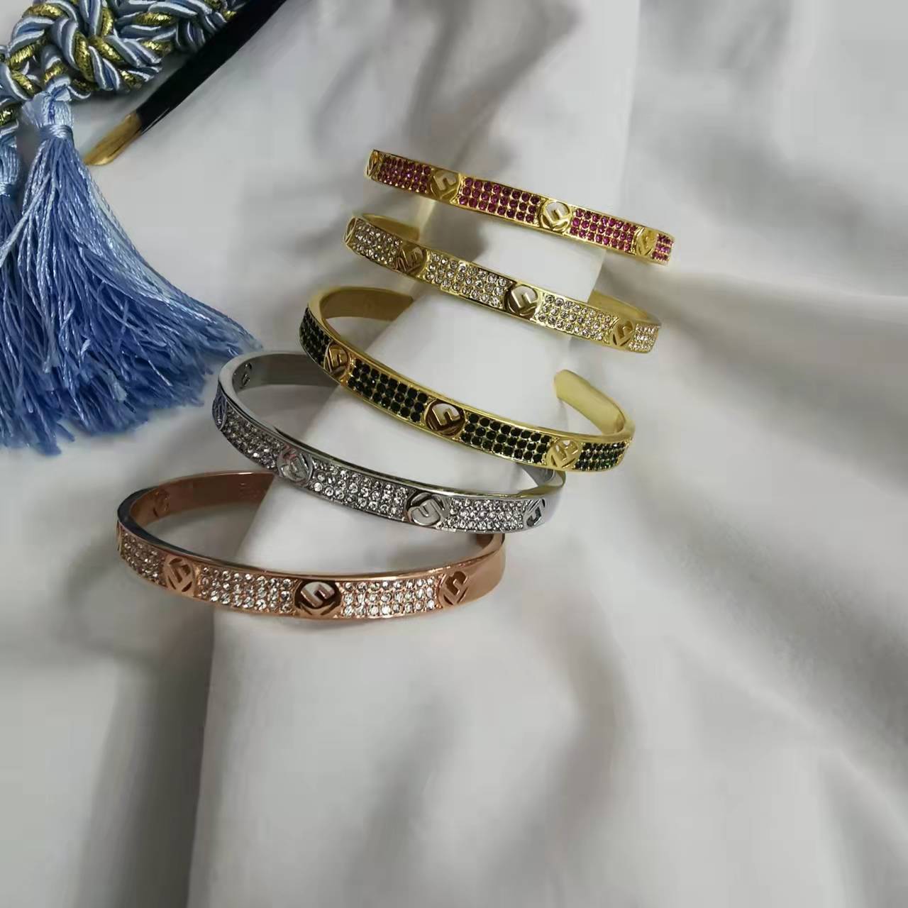 芬家21新款F字母满钻手镯女高级感气质镀金轻奢风几何形开口手环