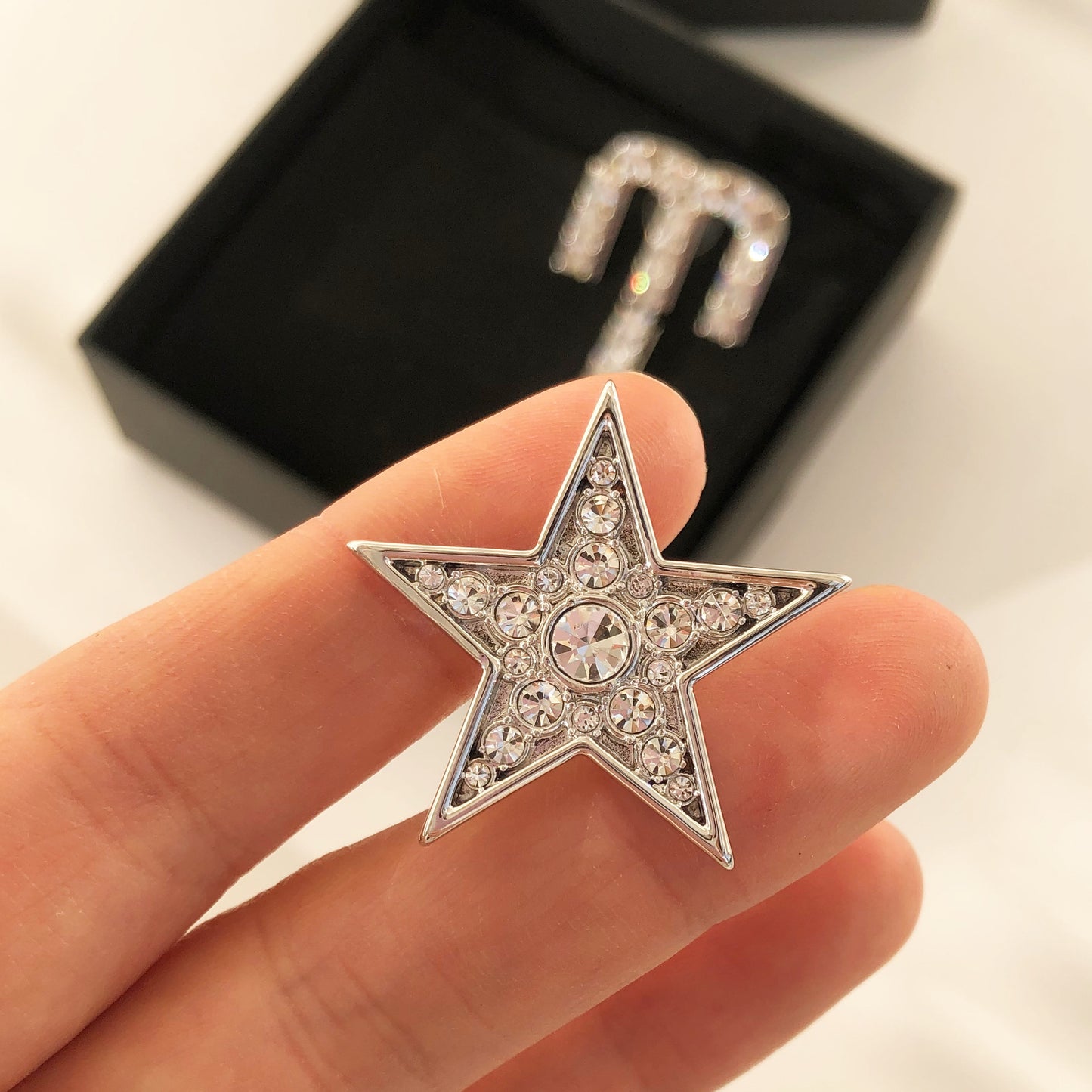 缪家春夏新款MIU字母满钻耳环不对称耳吊女水晶耳坠个性气质大方