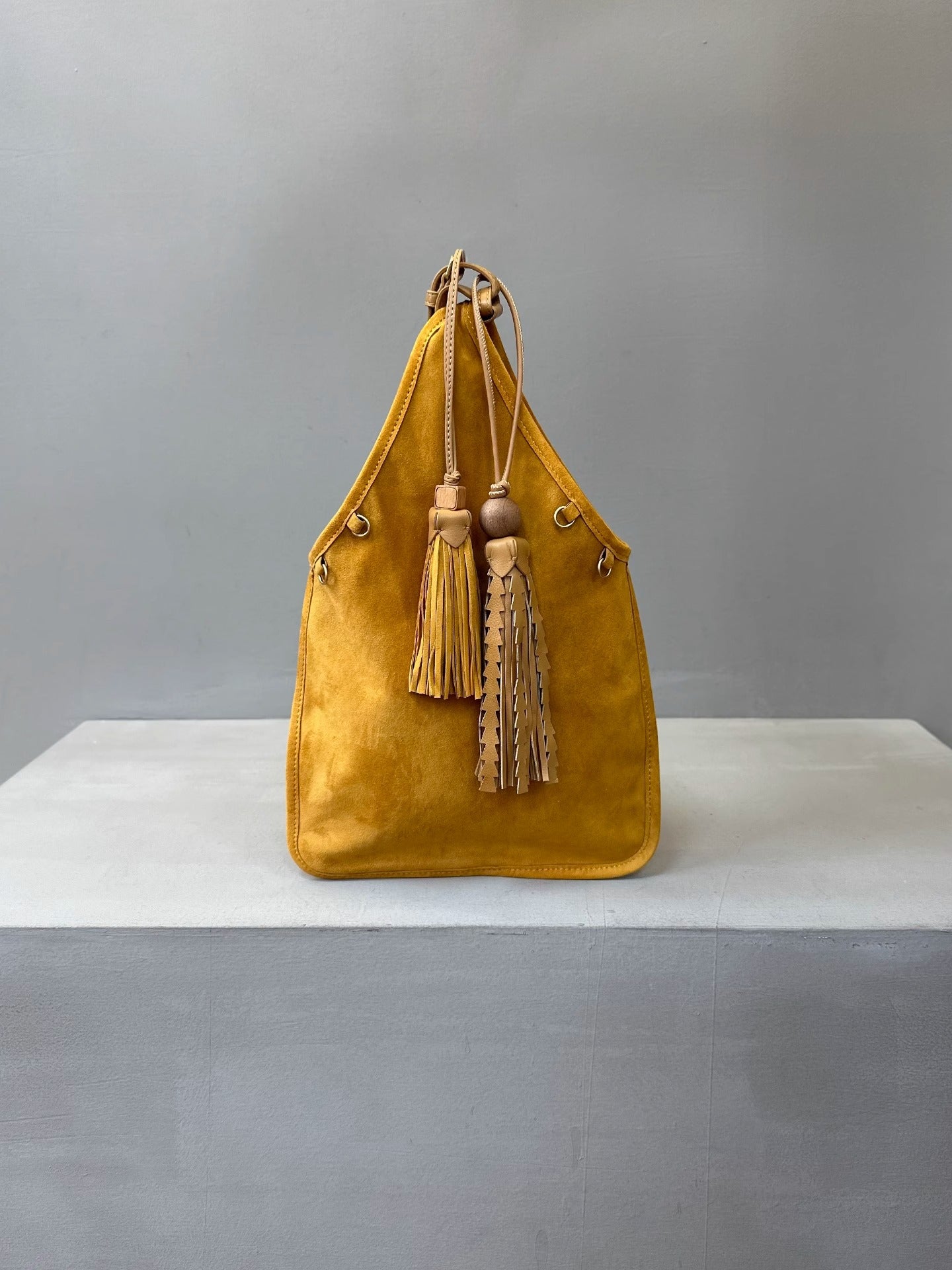 繆家2025新款麂皮流苏腋下包翻毛真皮复古手提包女玩偶挂件手拎包