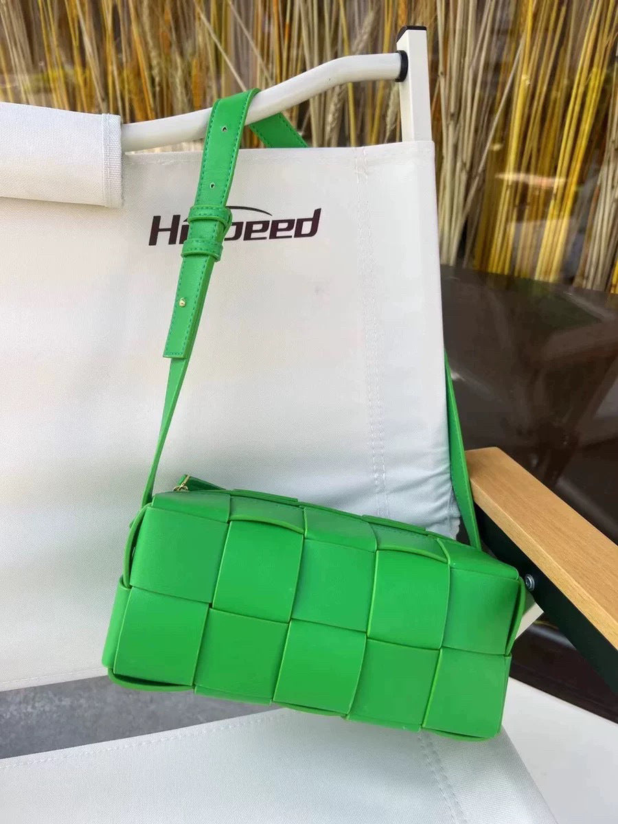 腰包真皮女包编织包包2022新款单肩斜挎胸包女简约时尚轻奢