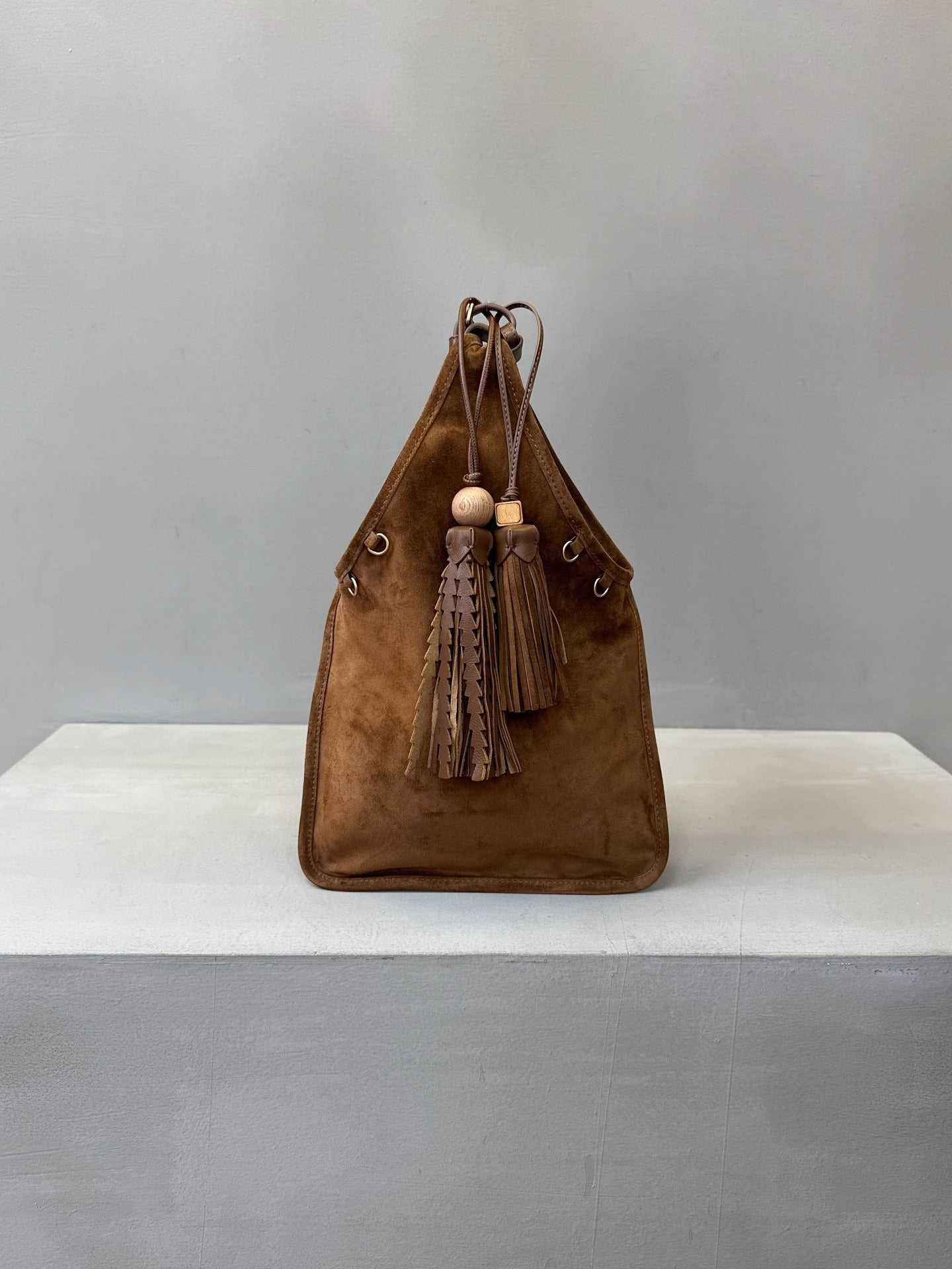 繆家2025新款麂皮流苏腋下包翻毛真皮复古手提包女玩偶挂件手拎包