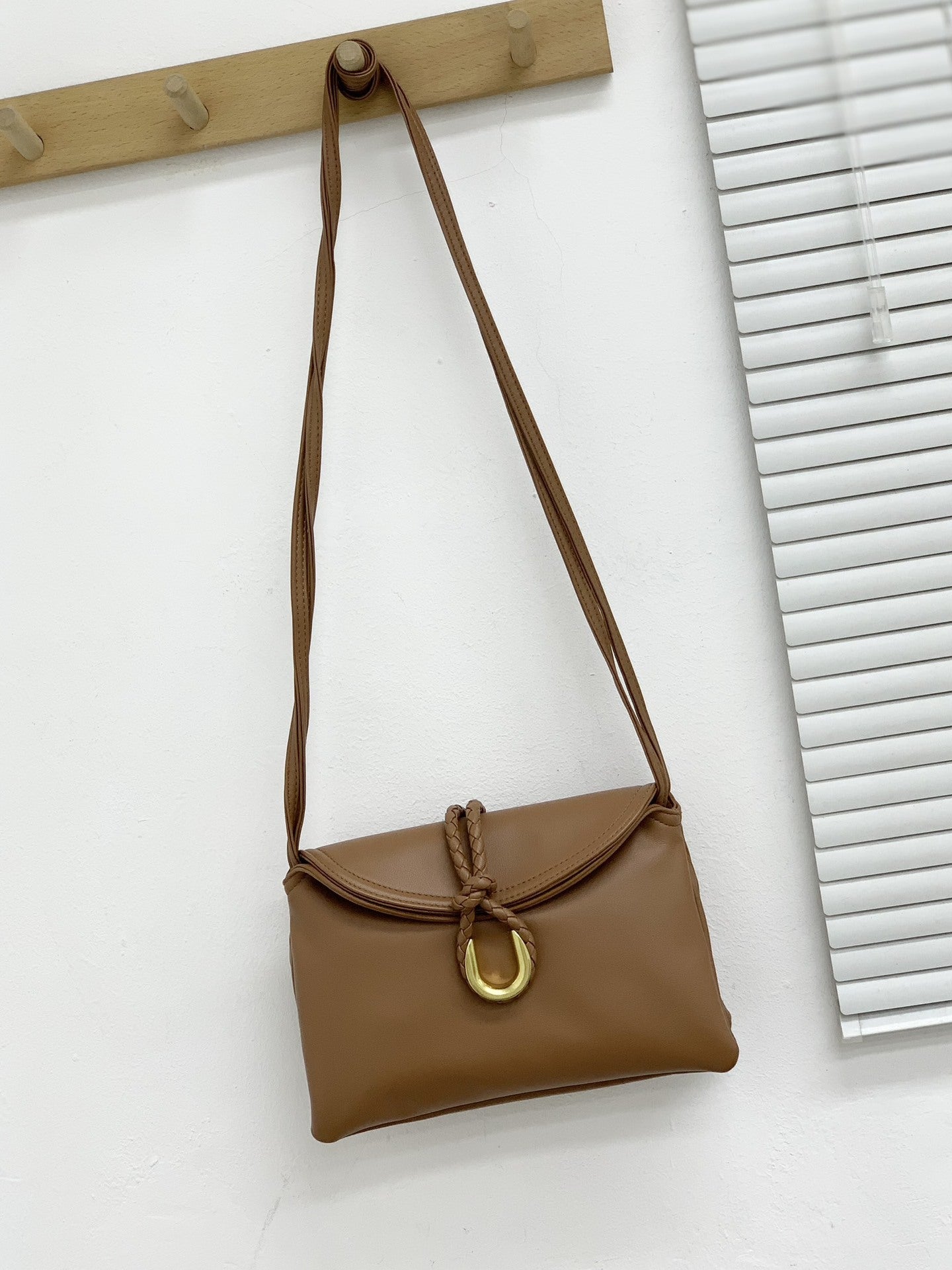 24新款植鞣牛皮编织绳扣女包单肩斜挎包高级质感女手拿腋下包包