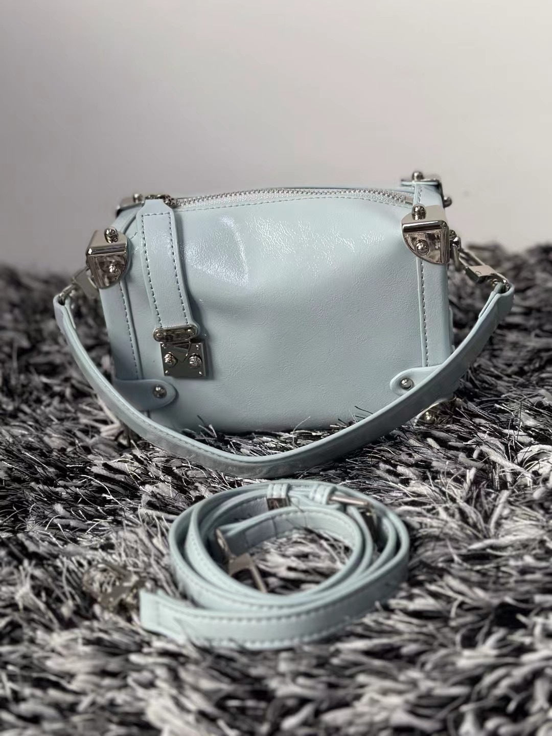 2024真皮手拎盒子包手抓纹褶皱油蜡头层牛皮铆钉机车包斜挎潮酷包