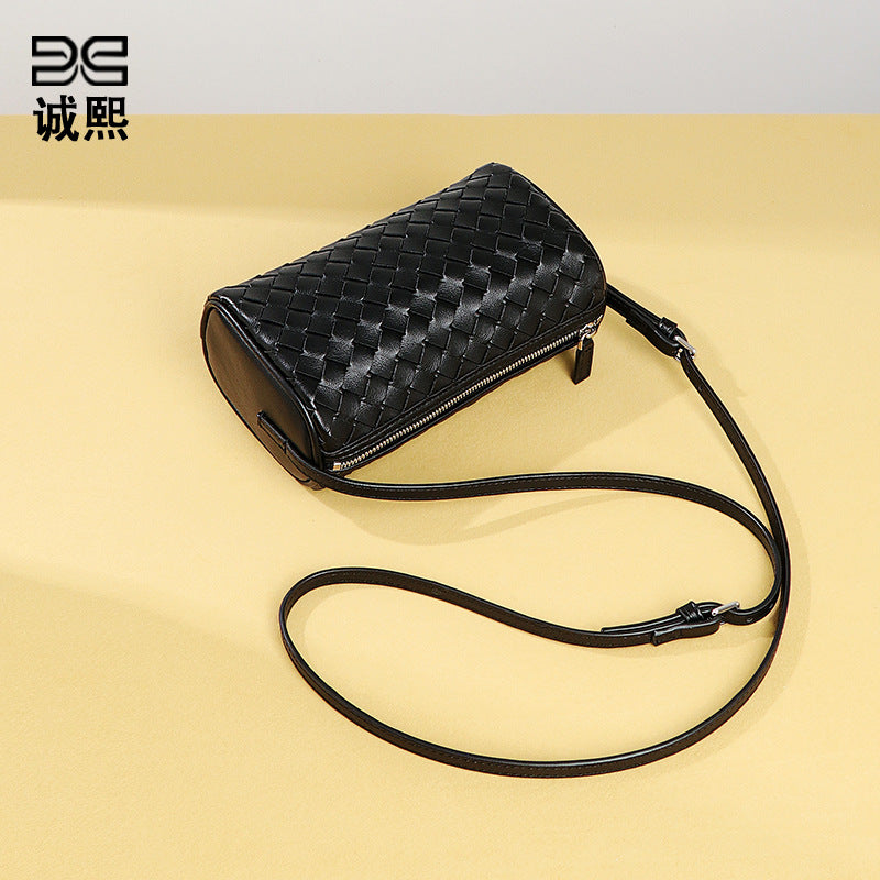 迷你新款手工编织女包轻便百搭手提圆筒相机包单肩斜挎腋下枕头包