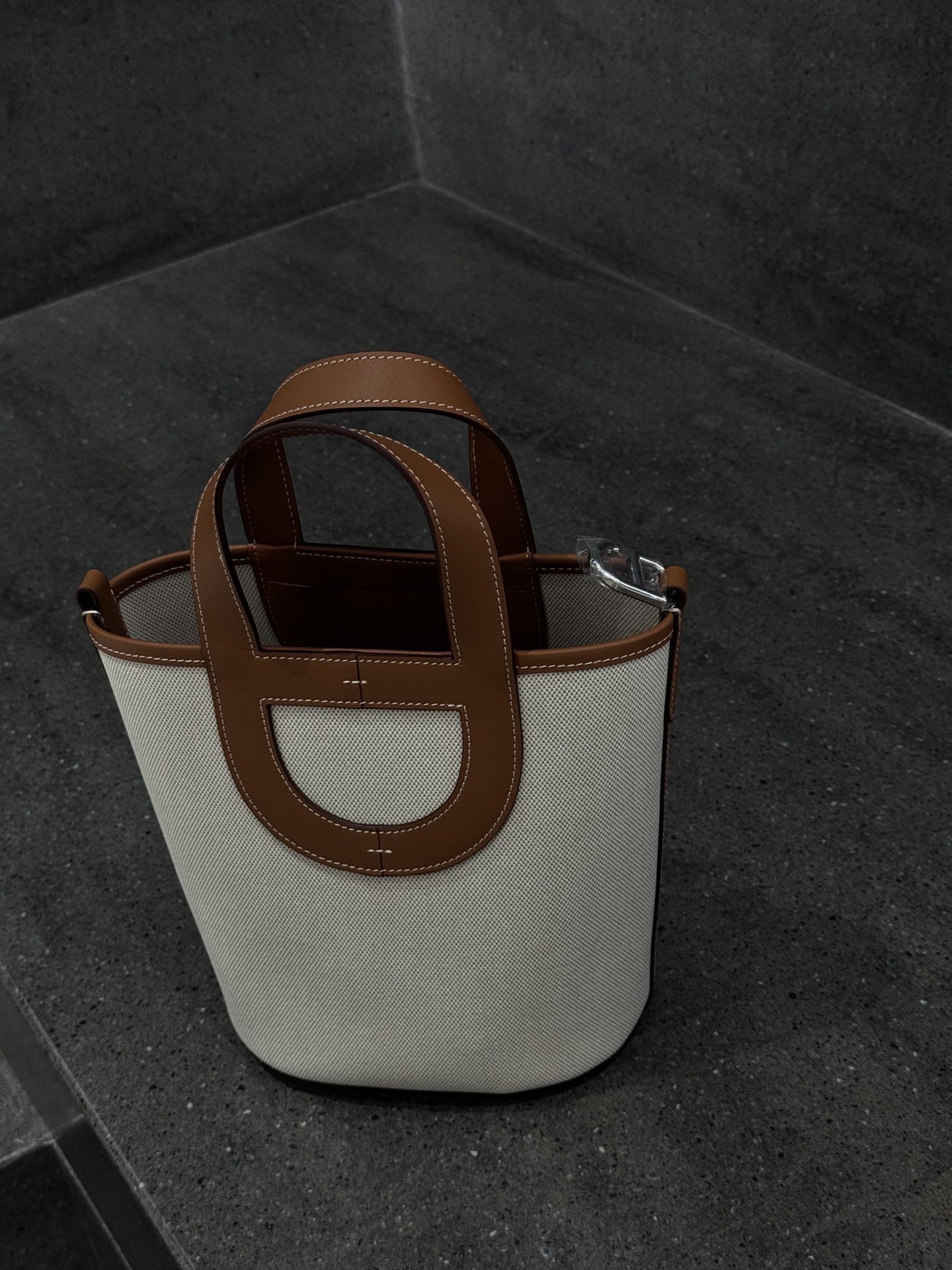 高级感猪鼻子包包大容量女包2024新款真皮小众水桶包斜挎菜篮子包