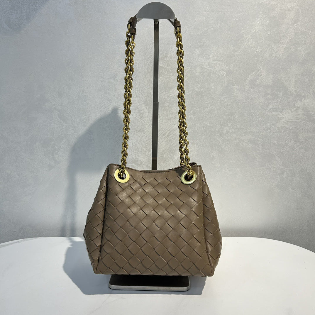 2025新款女士链条降落伞包纯手工真皮编织包百搭通勤单肩斜挎包潮