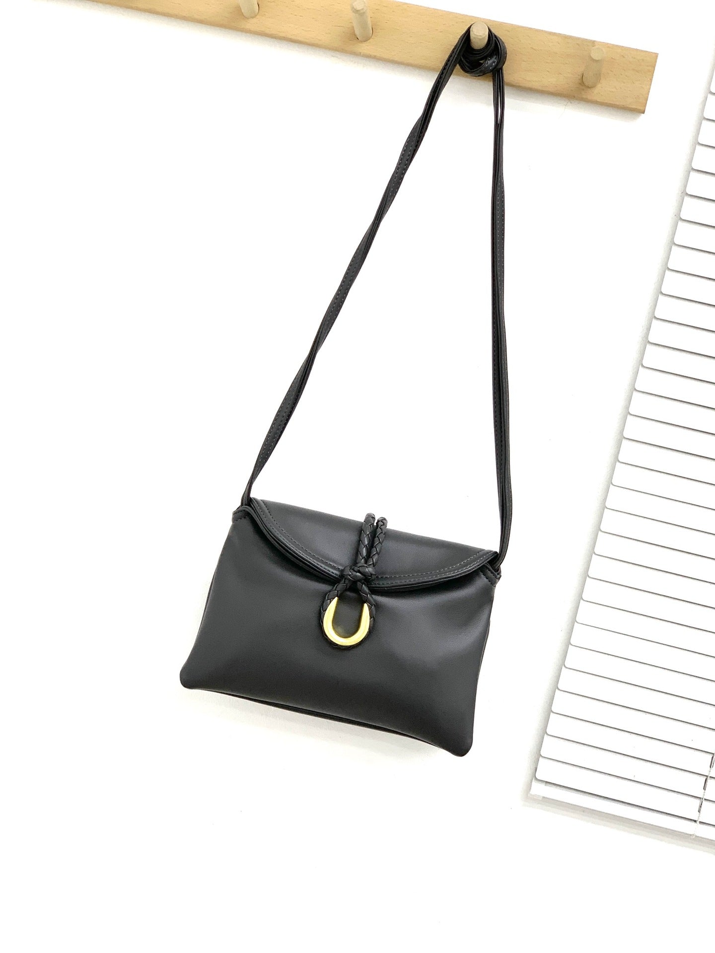 24新款植鞣牛皮编织绳扣女包单肩斜挎包高级质感女手拿腋下包包