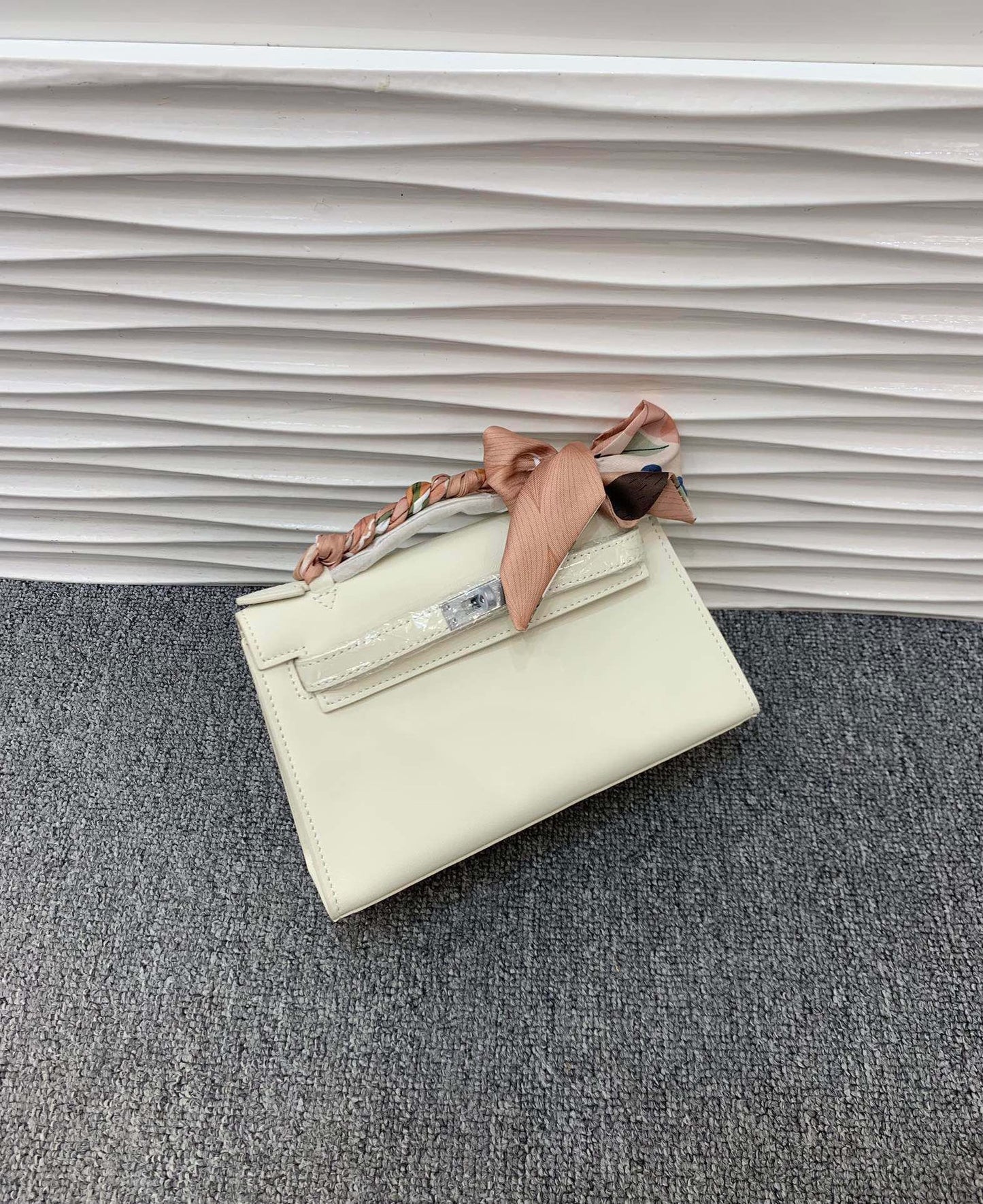 腋下凯莉包手掌纹真皮女包2024新款欧美时尚高级感单肩斜挎法棍包