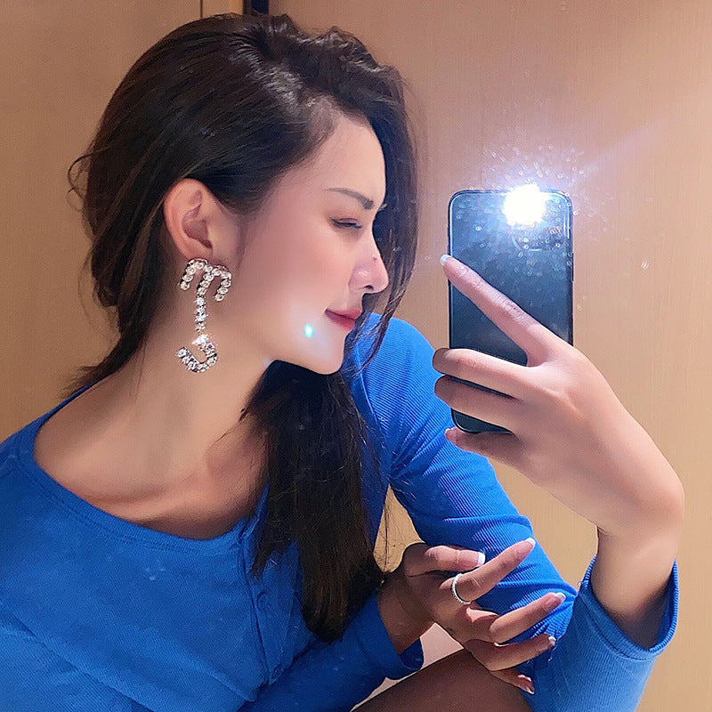 缪家春夏新款MIU字母满钻耳环不对称耳吊女水晶耳坠个性气质大方