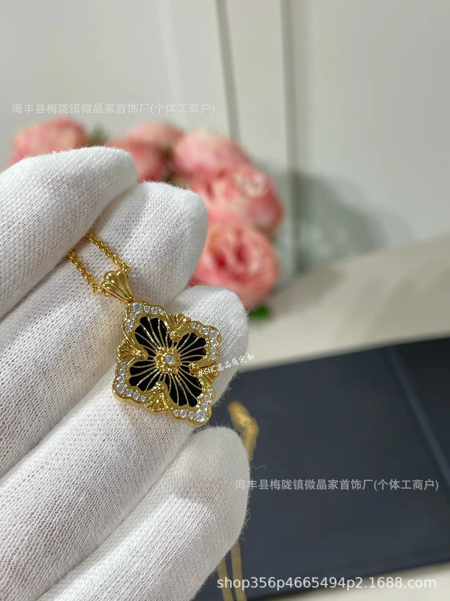 V金歌剧院四叶草项链高品质CNC天河蓝白贝母镶钻opera布契锁骨链