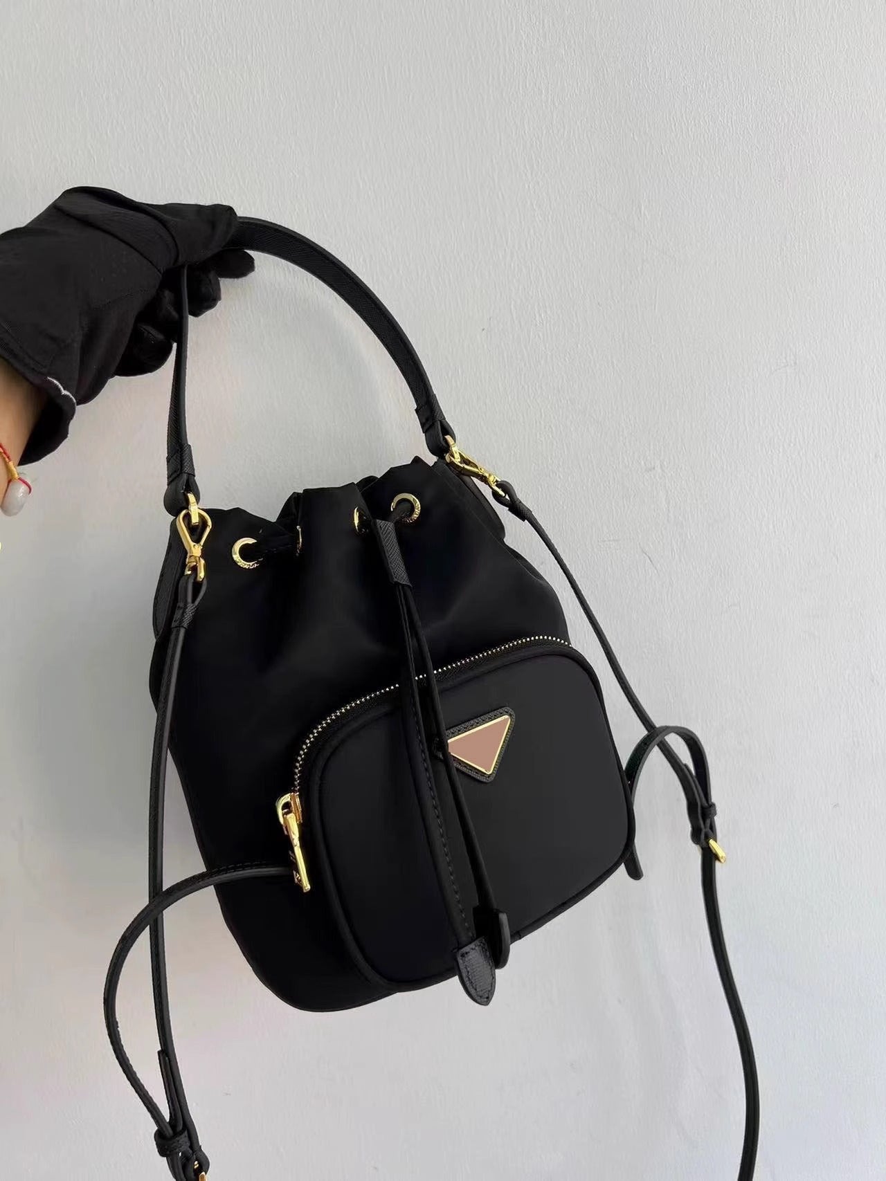 25新款进口防水尼龙抽绳水桶包P家简约时尚大容量手提单肩腋下包