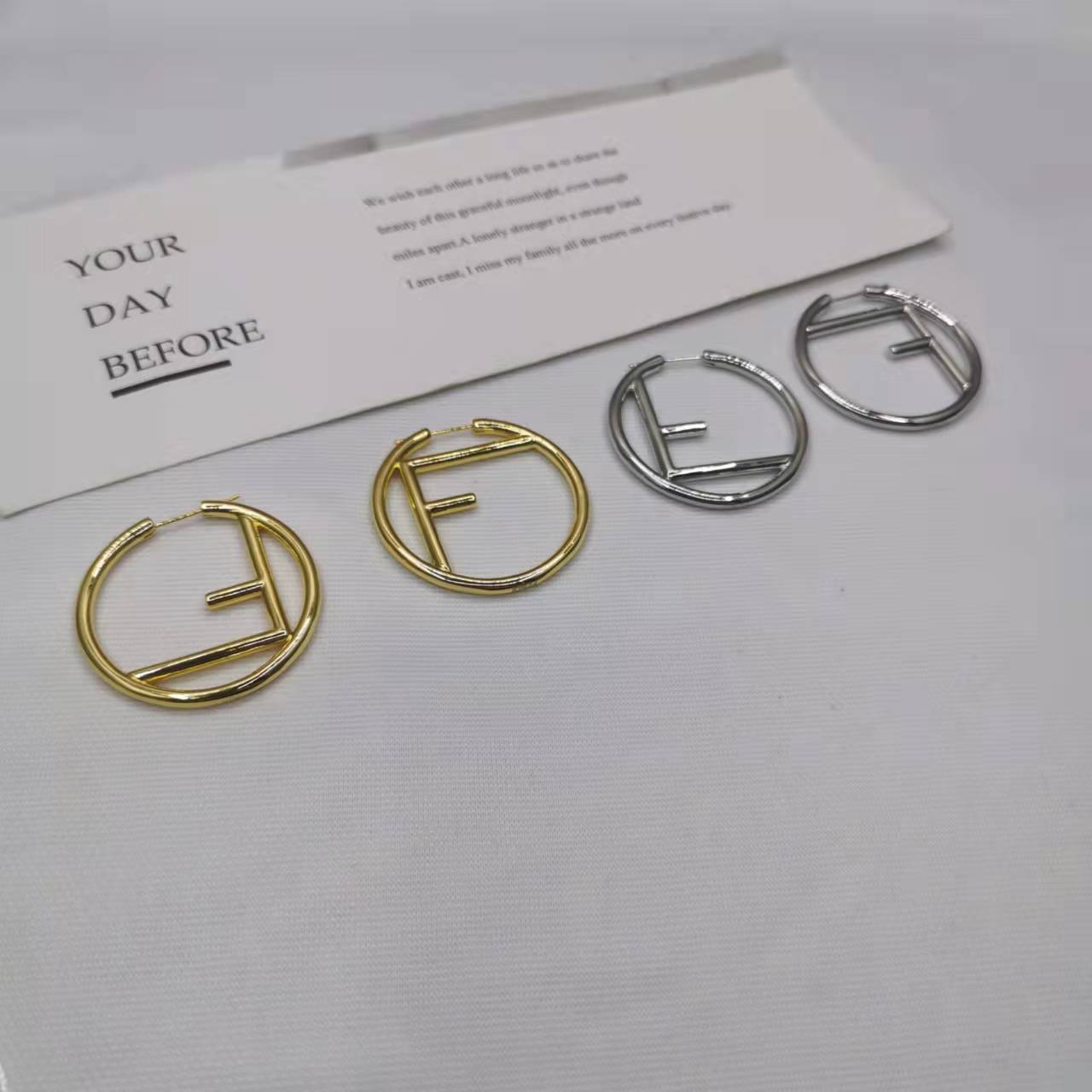 芬家21新款F字母圆圈耳环女高级感气质光面欧美风耳扣不对称耳圈