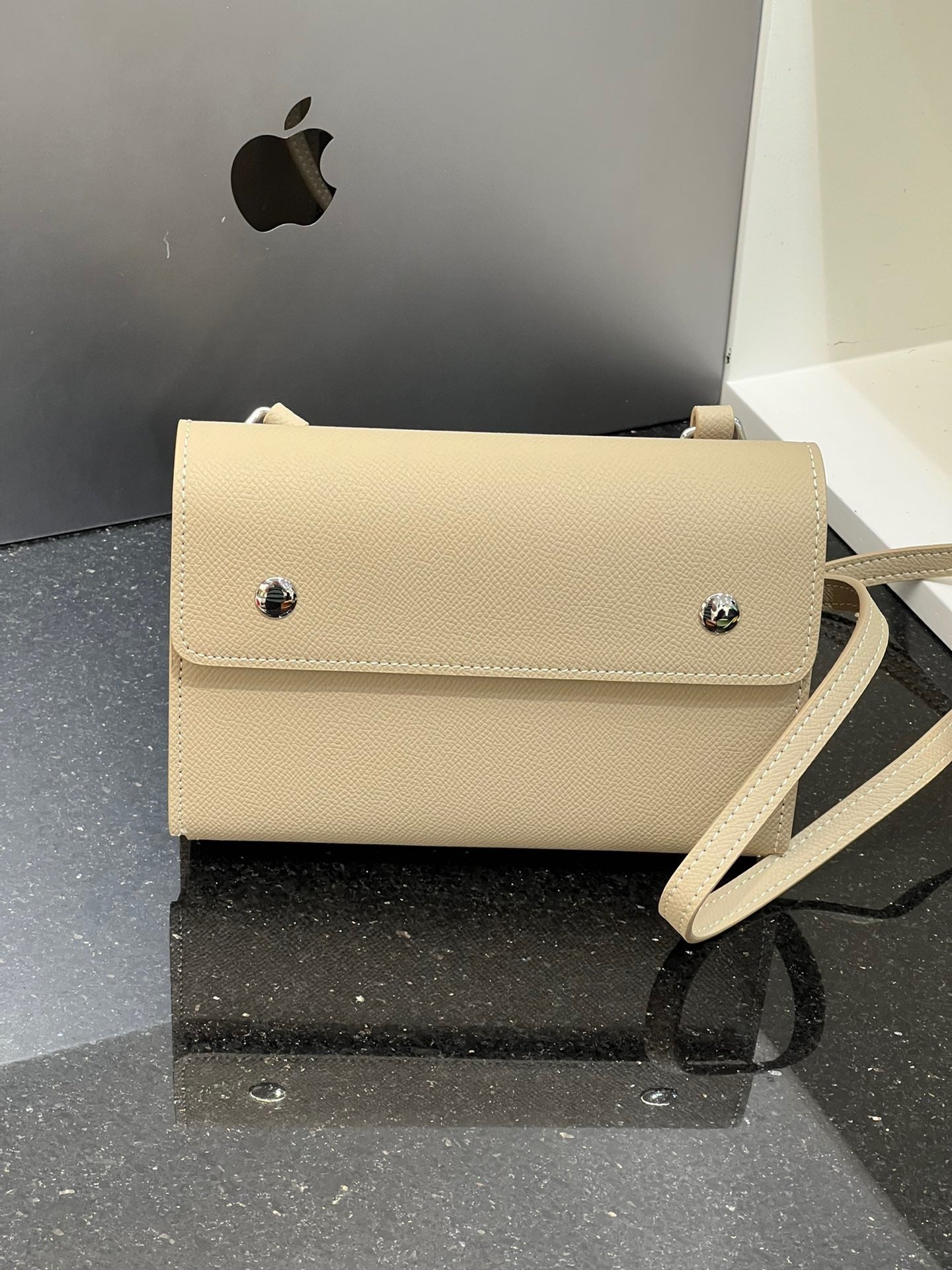 2024新款真皮中古款小腰包女手掌纹小方包简约通勤肩斜挎信封包潮