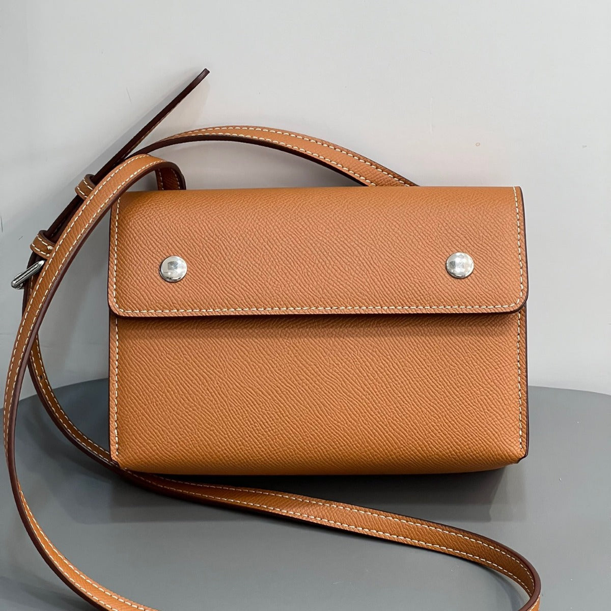 2024新款真皮中古款小腰包女手掌纹小方包简约通勤肩斜挎信封包潮