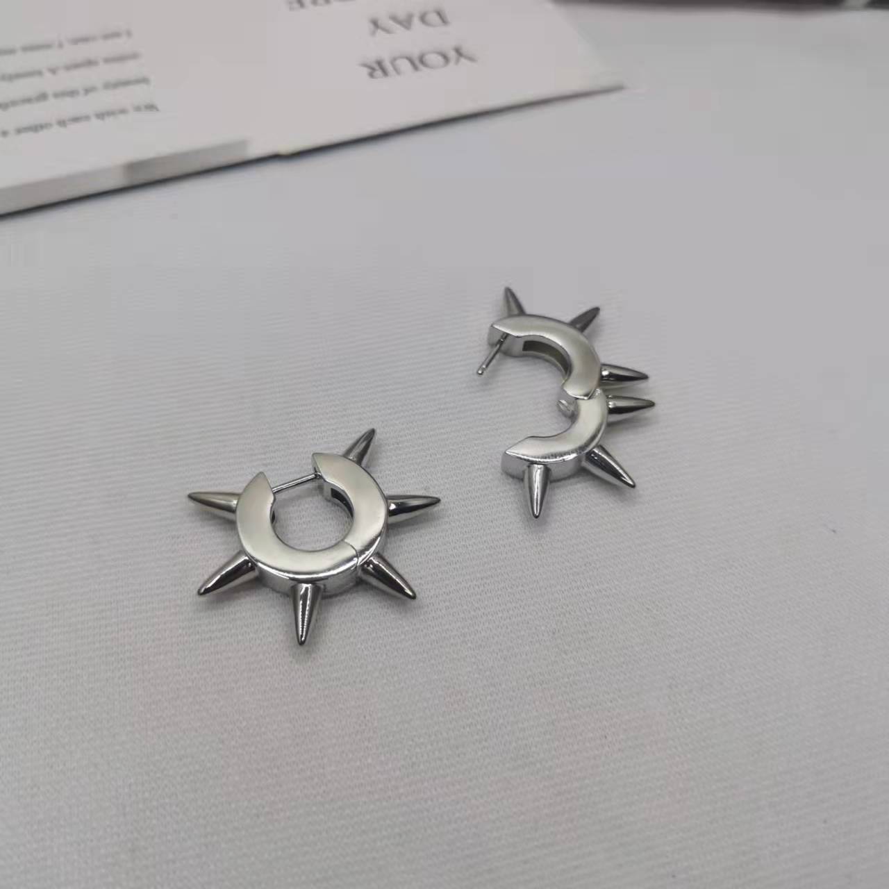 巴黎家21新款六角柳丁耳环女高级感个性朋克风几何形光面气质耳扣