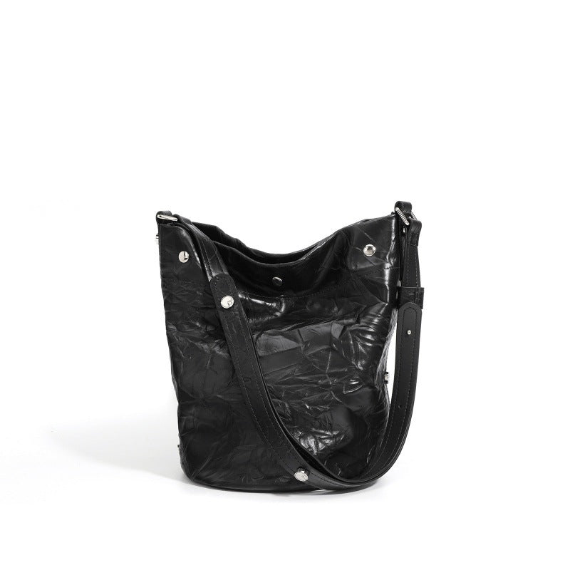 褶皱牛皮大容量水桶包通勤斜跨包单肩包潮流休闲复古真皮女包代发