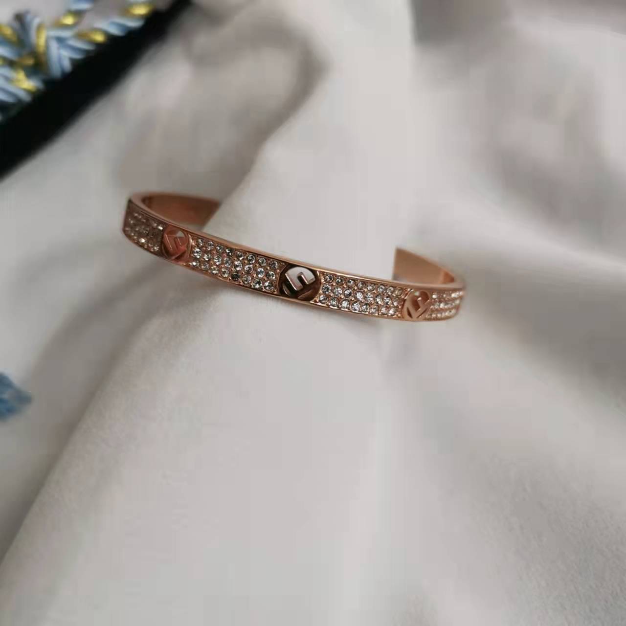 芬家21新款F字母满钻手镯女高级感气质镀金轻奢风几何形开口手环