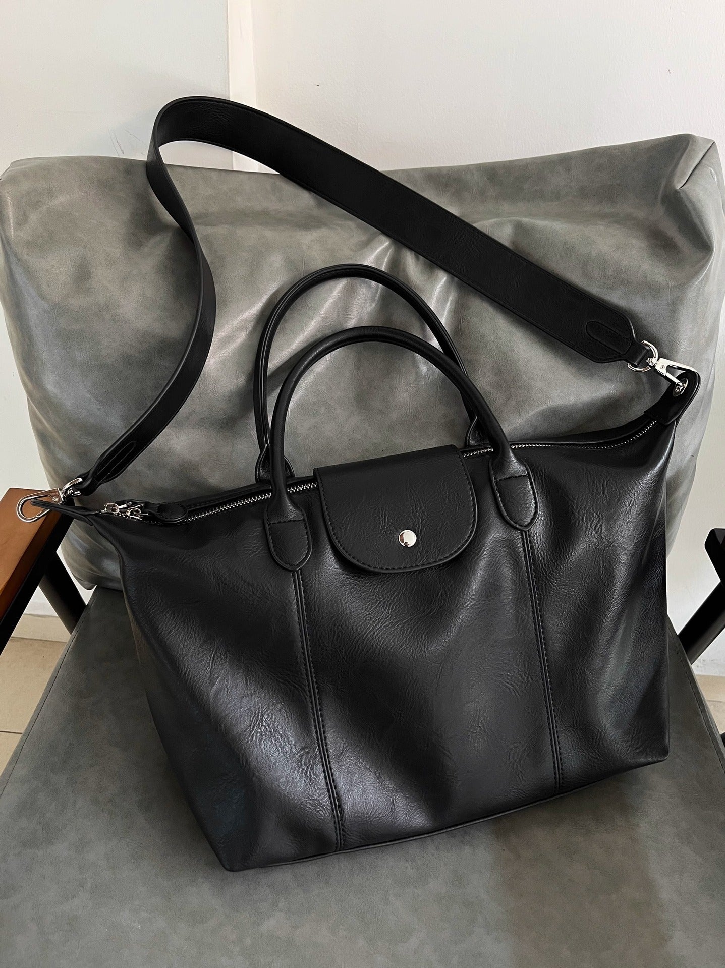 高级感斜挎饺子包黑色男女同款手提托特包百搭通勤休闲包无痕代发