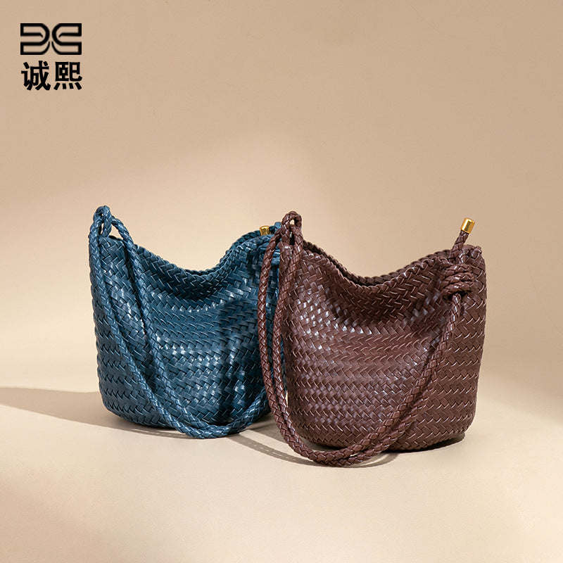 2025新款复古潮流单肩腋下包大容量斜跨水桶包质感手工编织包包女