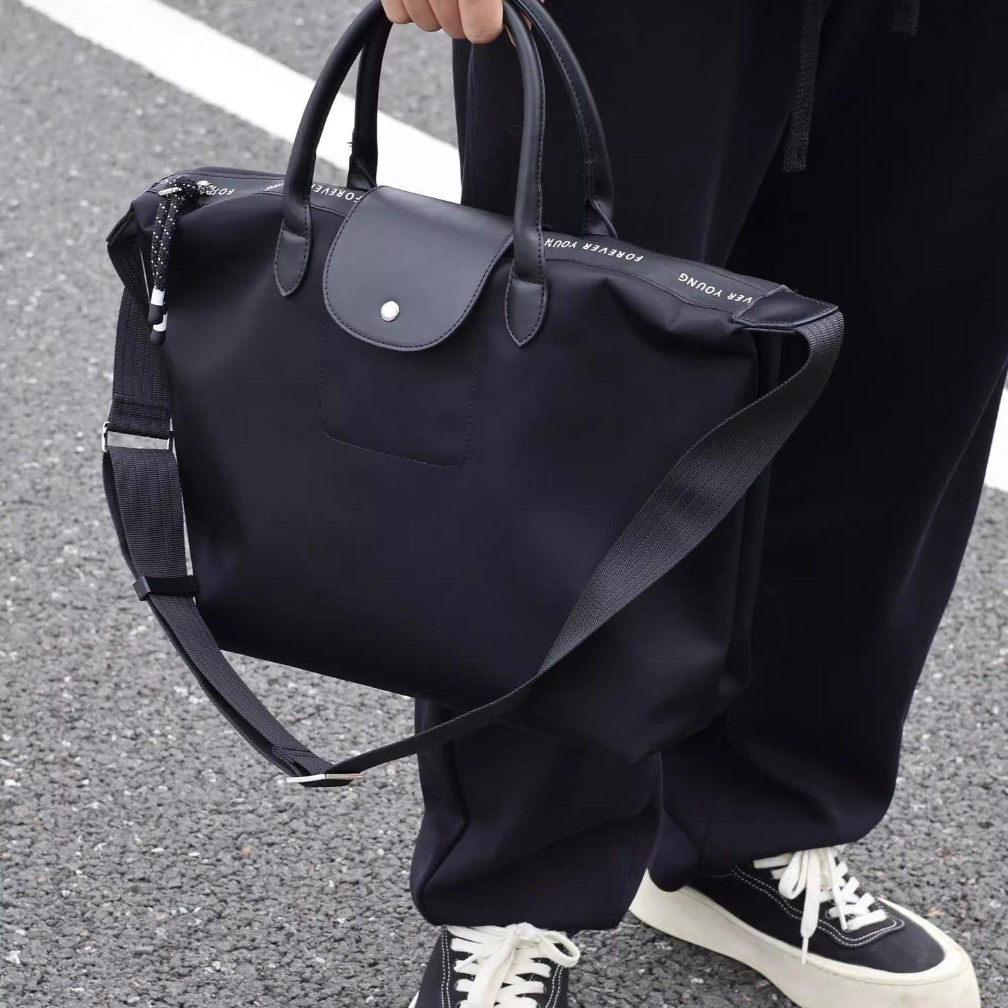 高级感斜挎饺子包黑色男女同款手提托特包百搭通勤休闲包无痕代发