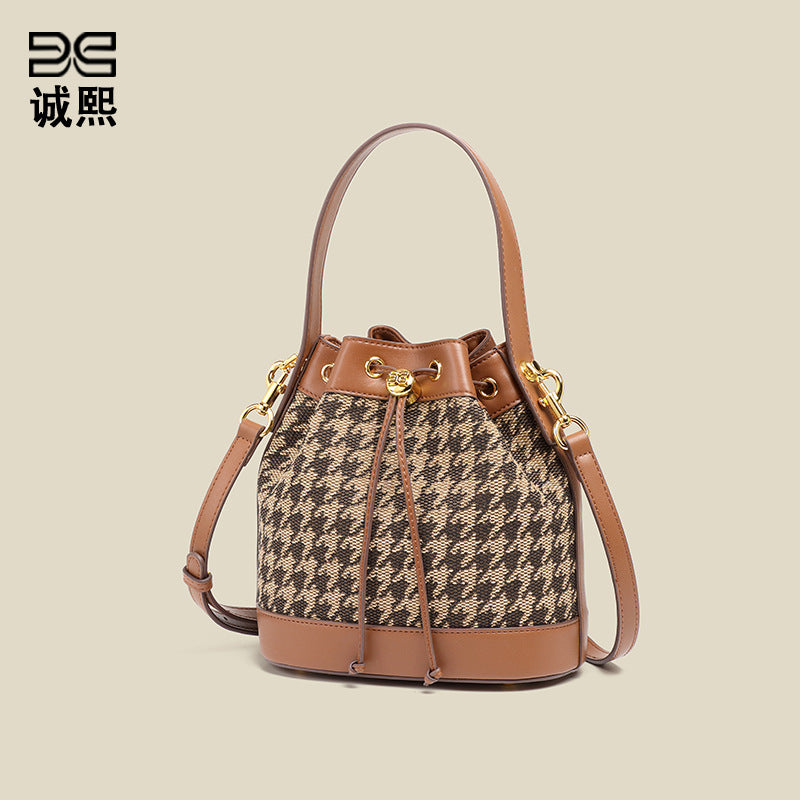 跨境新款高级感时尚单肩斜挎包小众千鸟格水桶包复古大容量手拎包