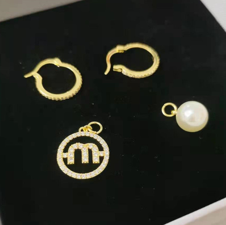 缪家新款水晶镶钻珍珠M字母耳圈可拆卸满钻时尚ins风不对称耳环