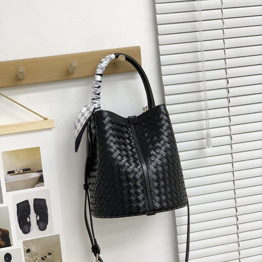 编织牛皮水桶包女斜挎包大容量高级感真皮菜篮子手提包女通勤单肩