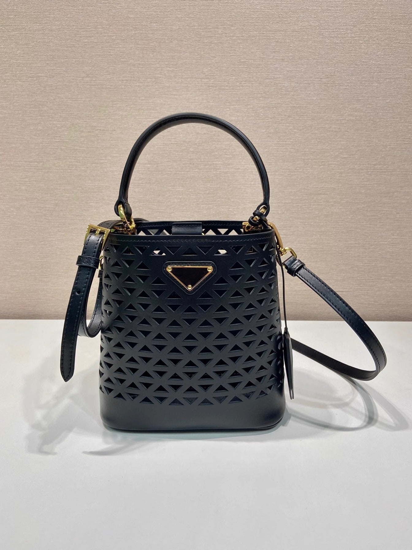 25新款进口防水尼龙抽绳水桶包P家简约时尚大容量手提单肩腋下包