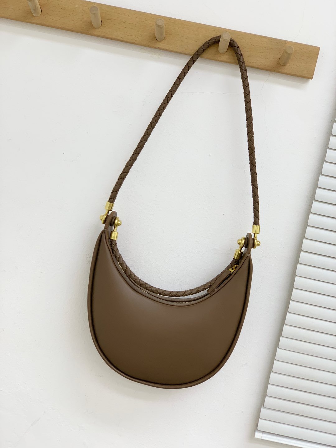 跨境爆款2025新款真皮编织手拎包时尚通勤新月包单肩斜挎半月包