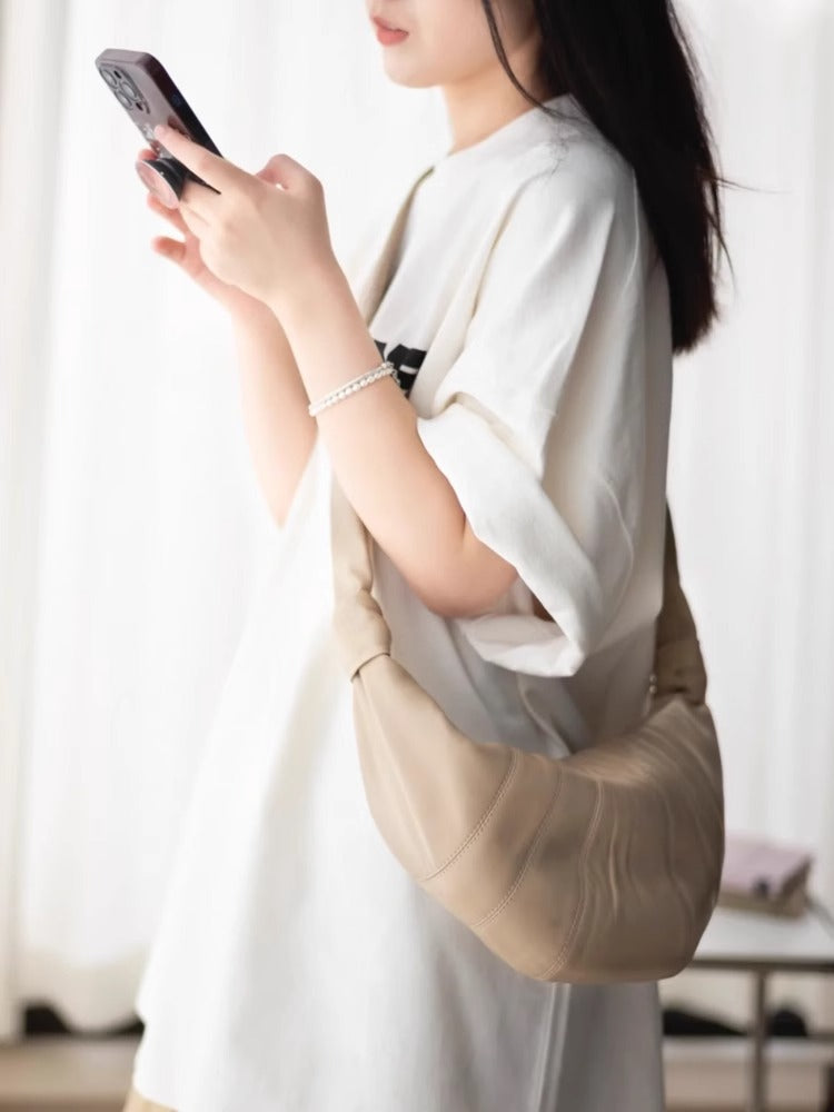 L家牛角包小众羊皮可颂包休闲饺子包真皮小号斜挎流浪胸包 批发