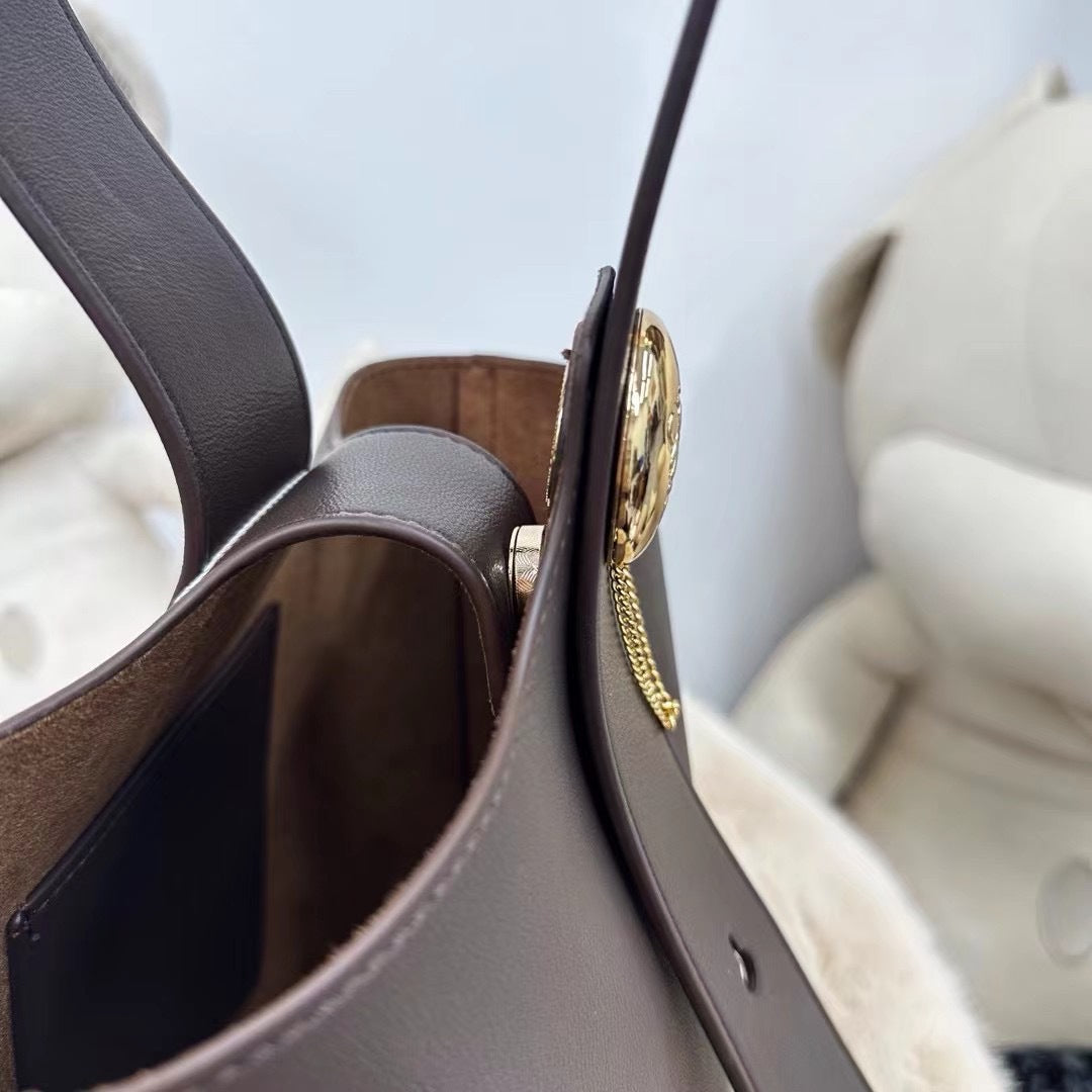 女包包复古2023新款时尚韩版女复古风秋冬潮包大容量港风学生大包