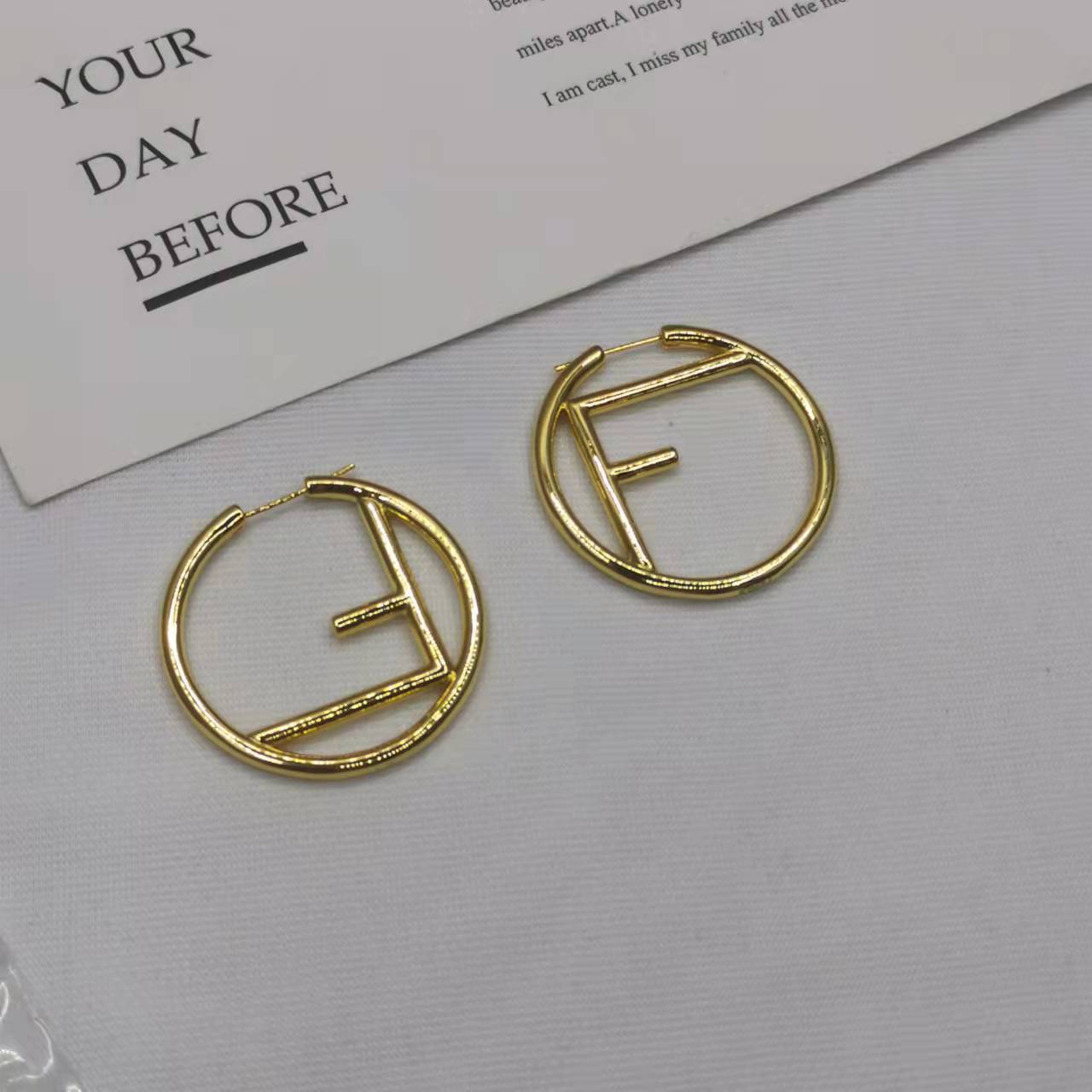 芬家21新款F字母圆圈耳环女高级感气质光面欧美风耳扣不对称耳圈