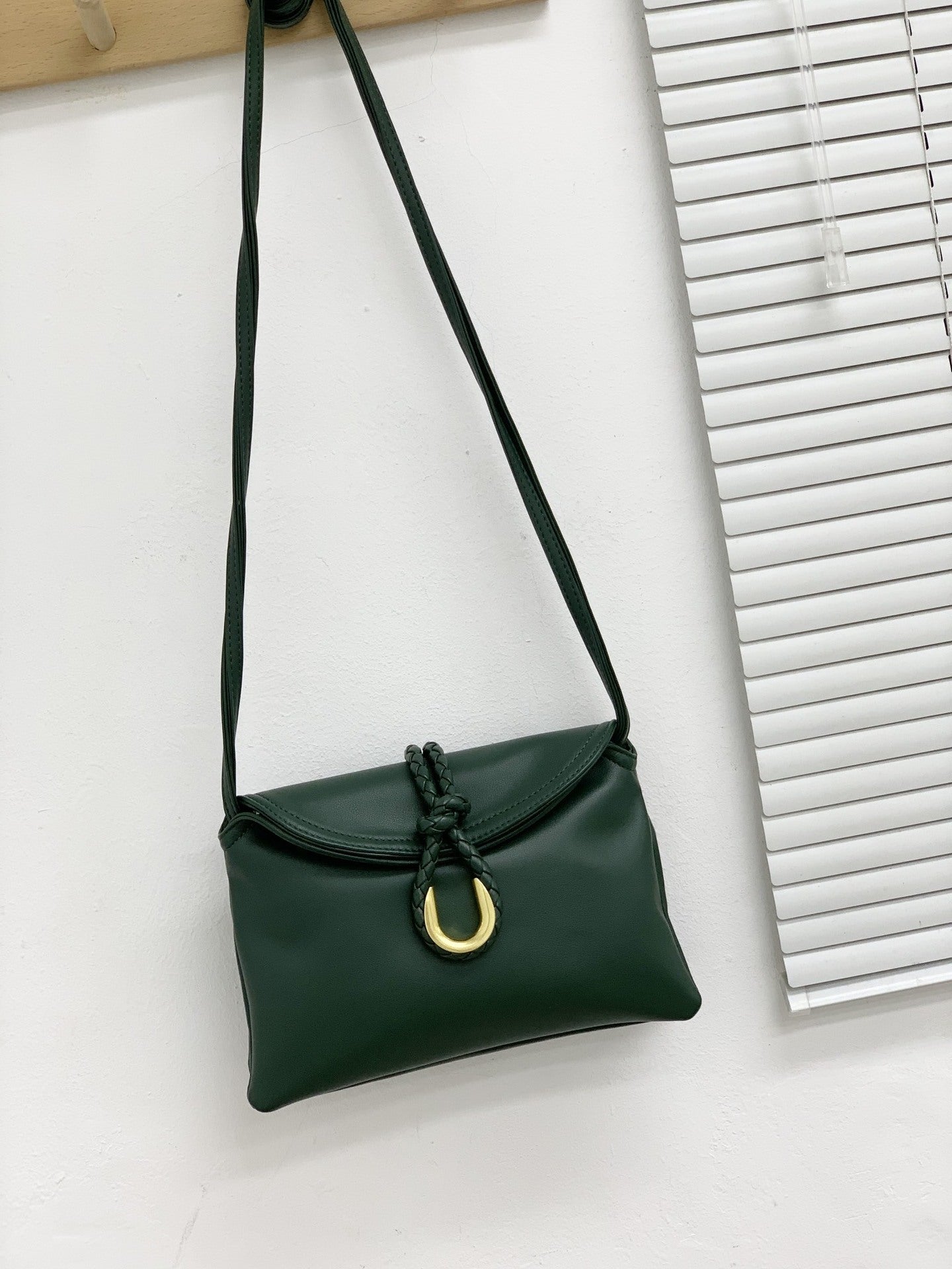 24新款植鞣牛皮编织绳扣女包单肩斜挎包高级质感女手拿腋下包包